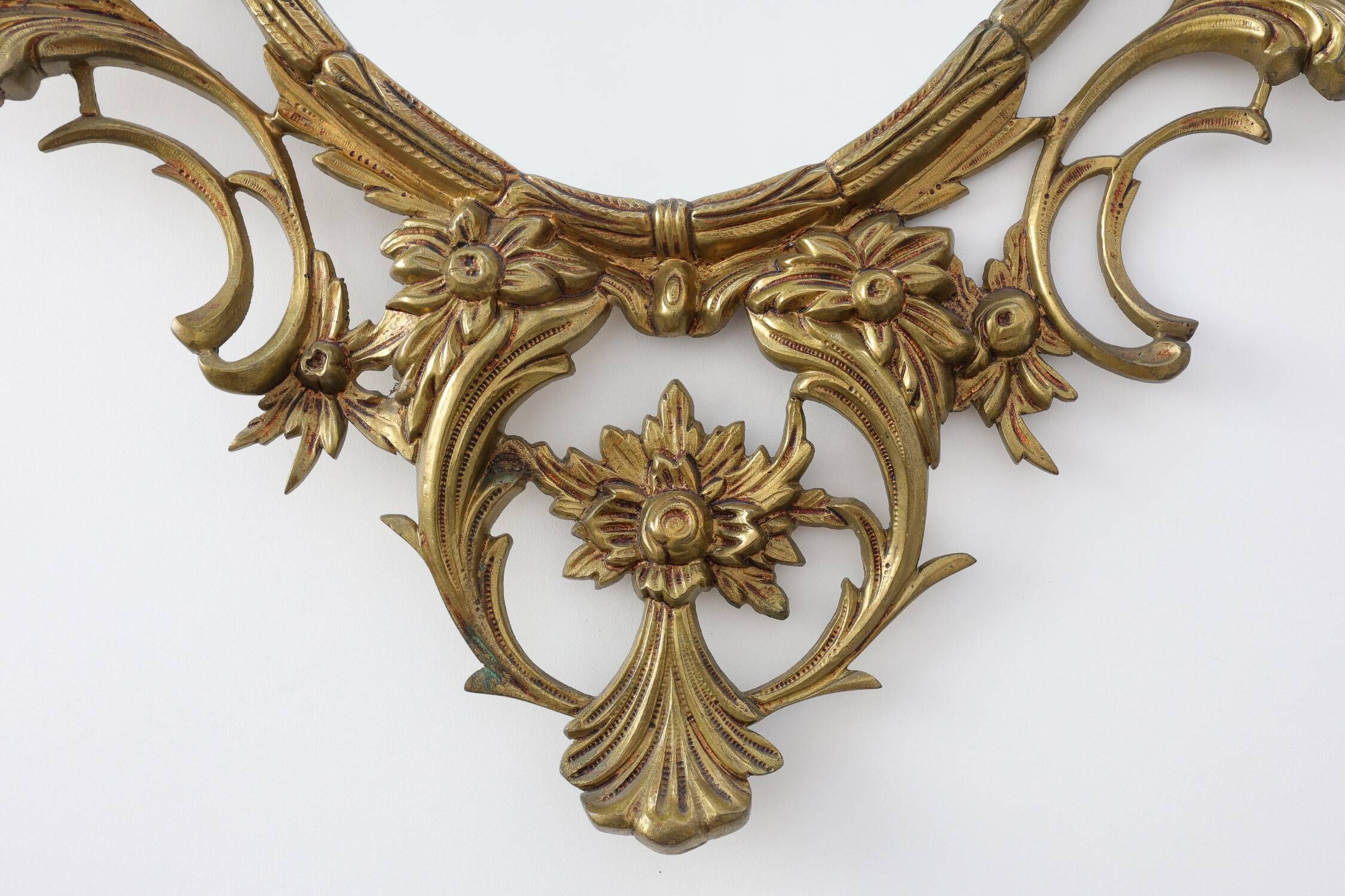 Miroir ovale en métal doré de style rococo, Italie, 20e siècle