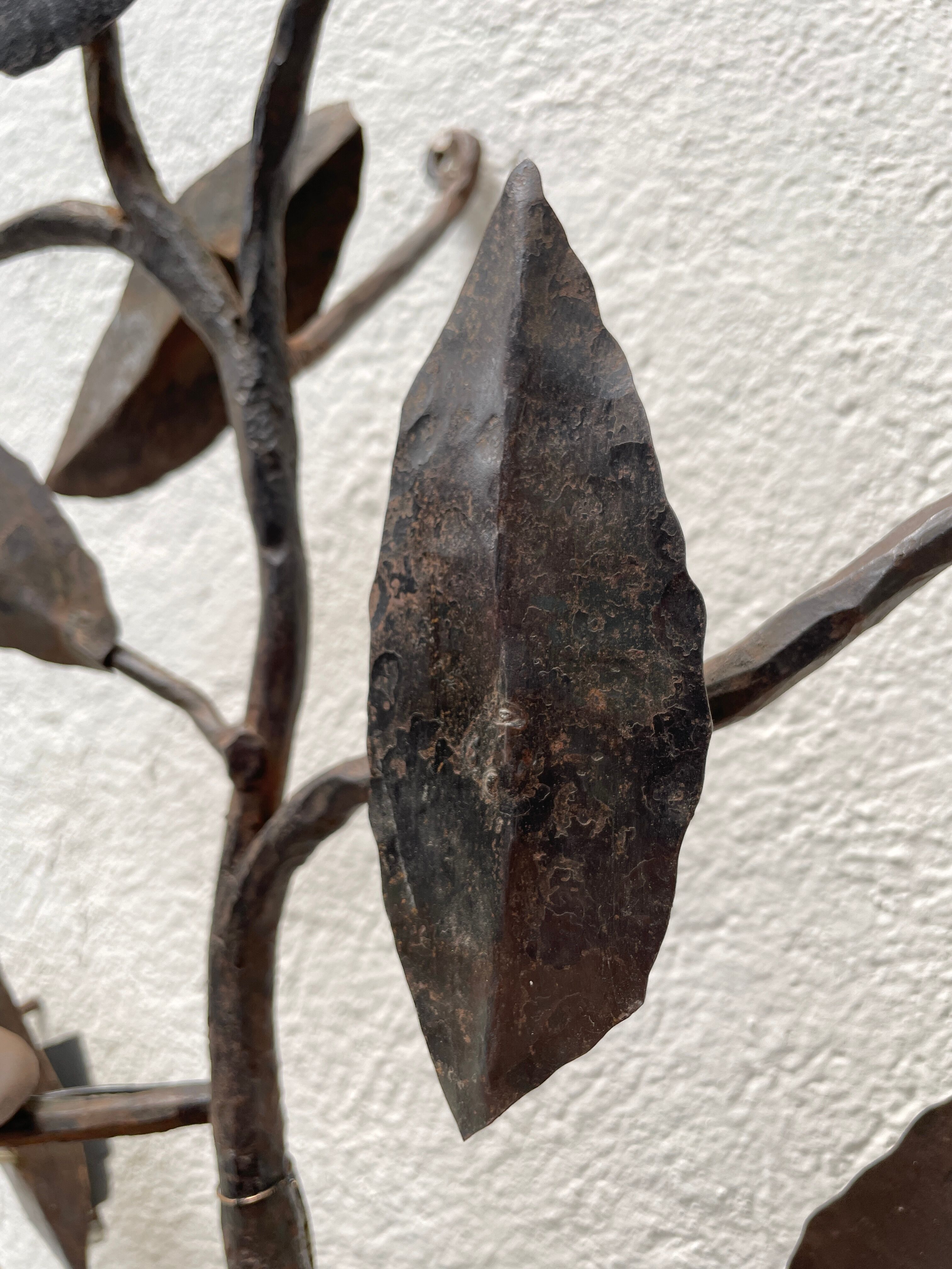 Wall lamp in wrought iron.