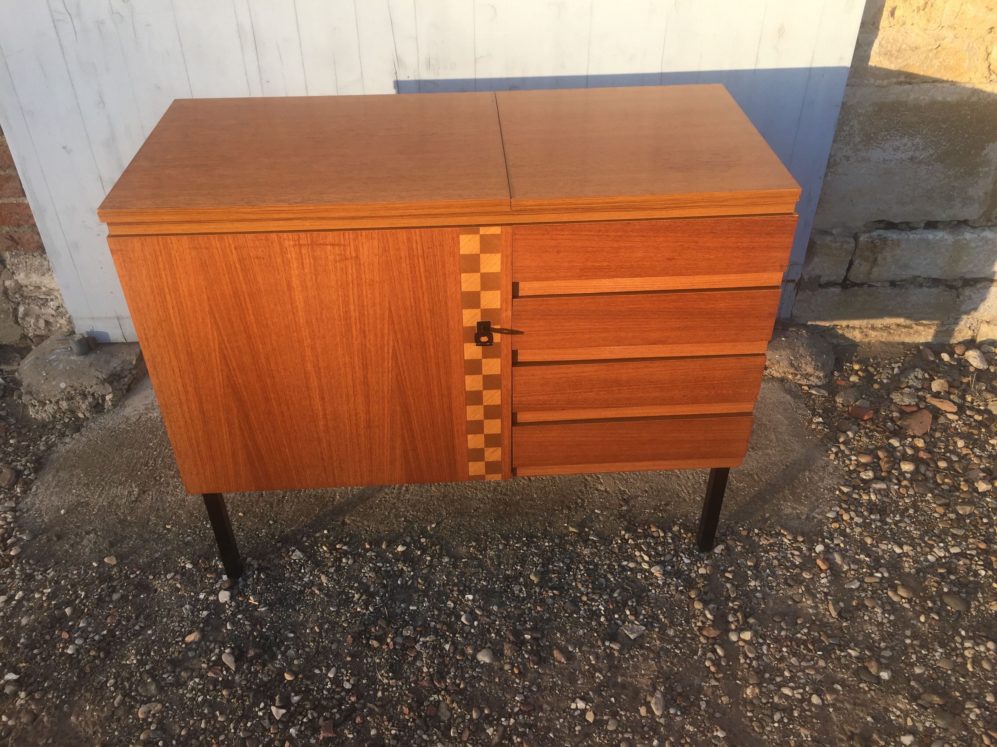 Commode et ancien meuble à couture vintage