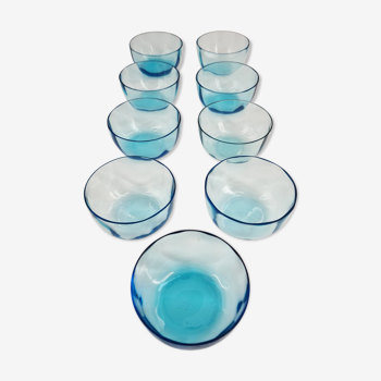 Suite de 9 coupelles en cristal bleu pâle, XIX ème