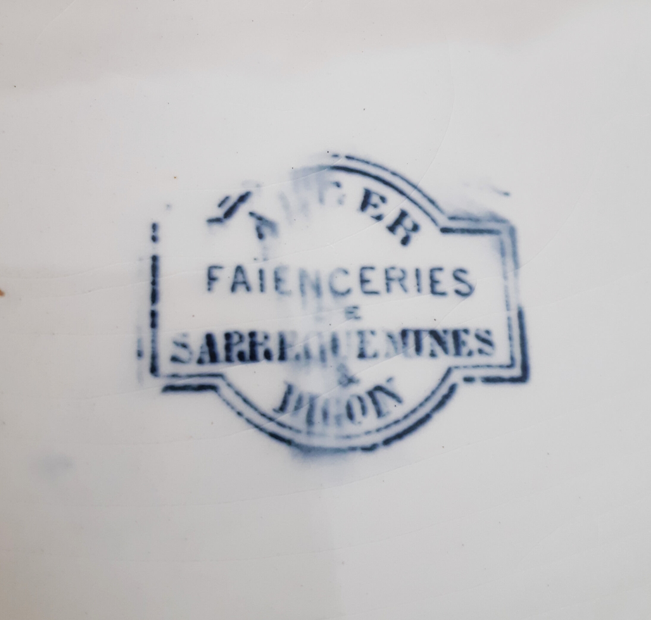 Flat earthenware plates from Sarreguemines Digoin, Algiers model