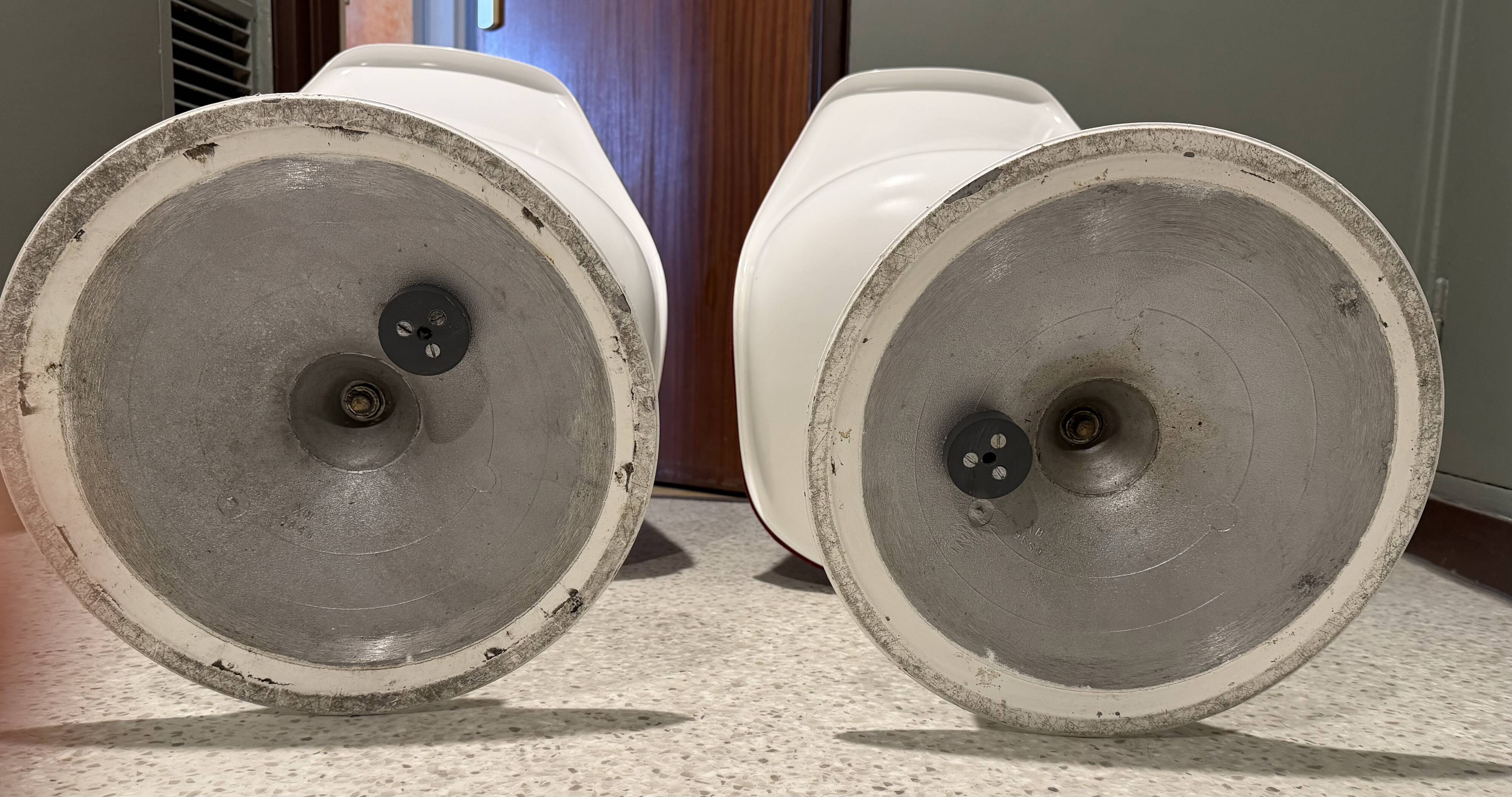 2 Saarinen tulip chairs by Knoll