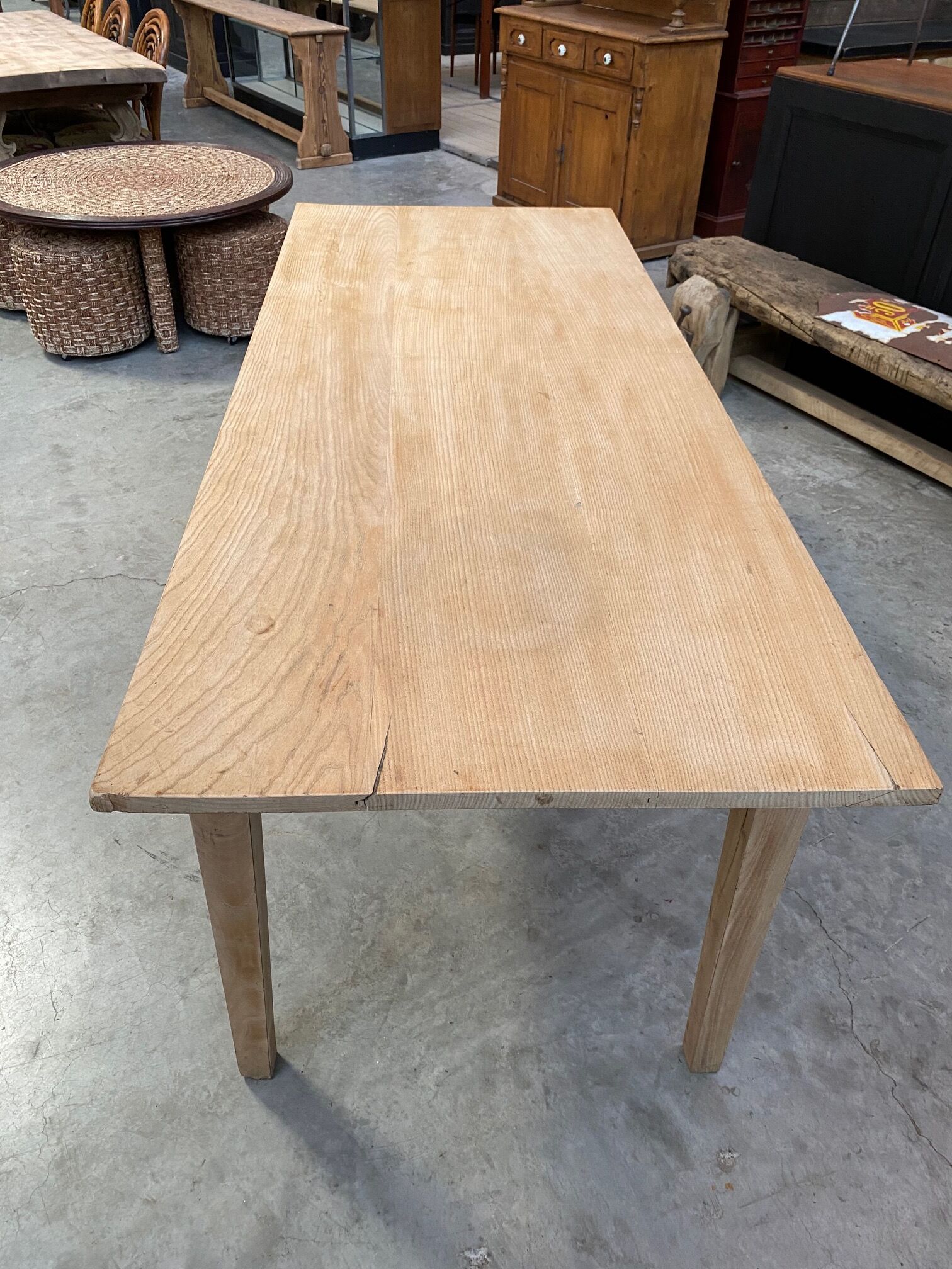 Elm farmhouse table spindle legs