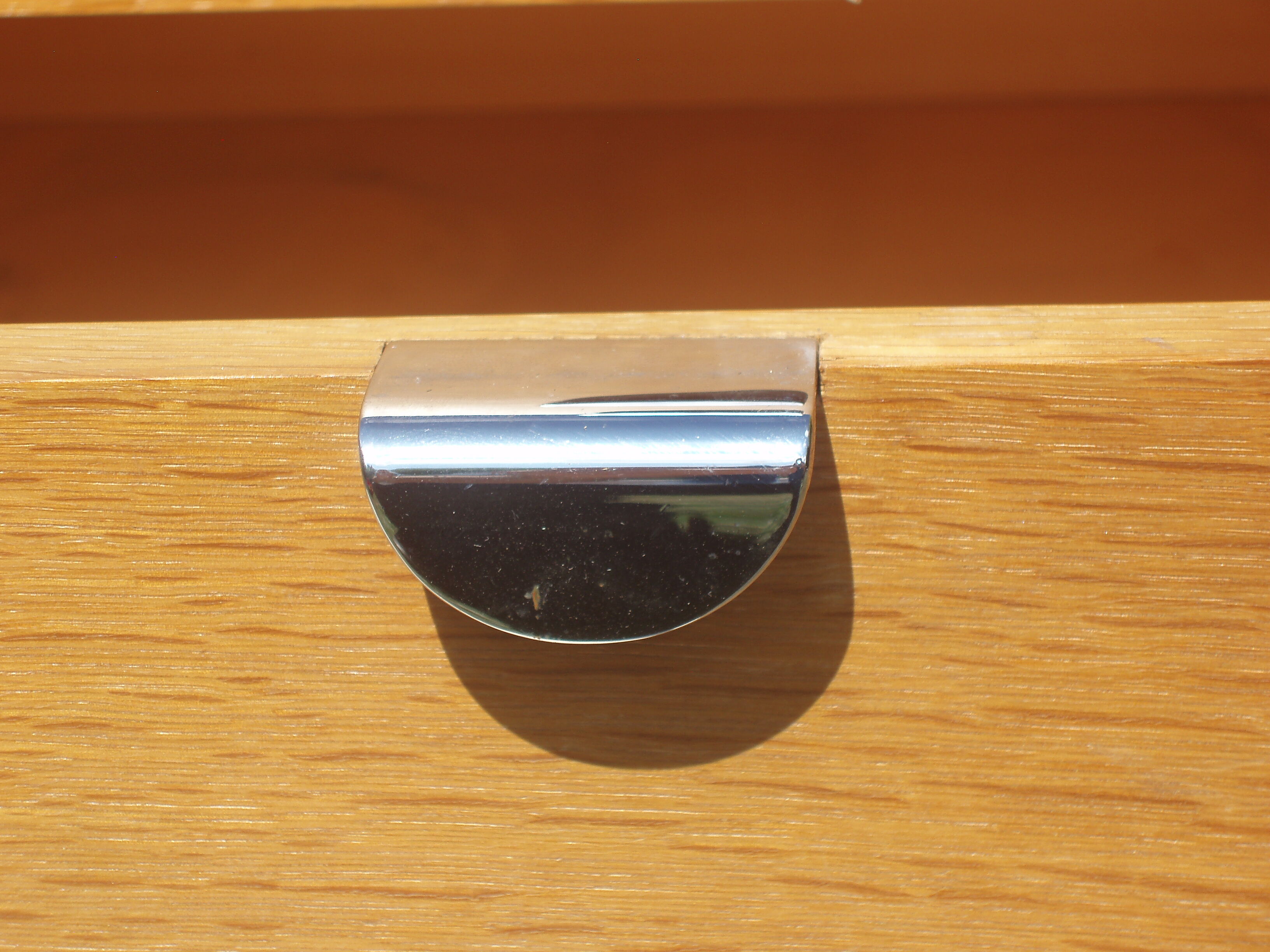 Oak chest of drawers