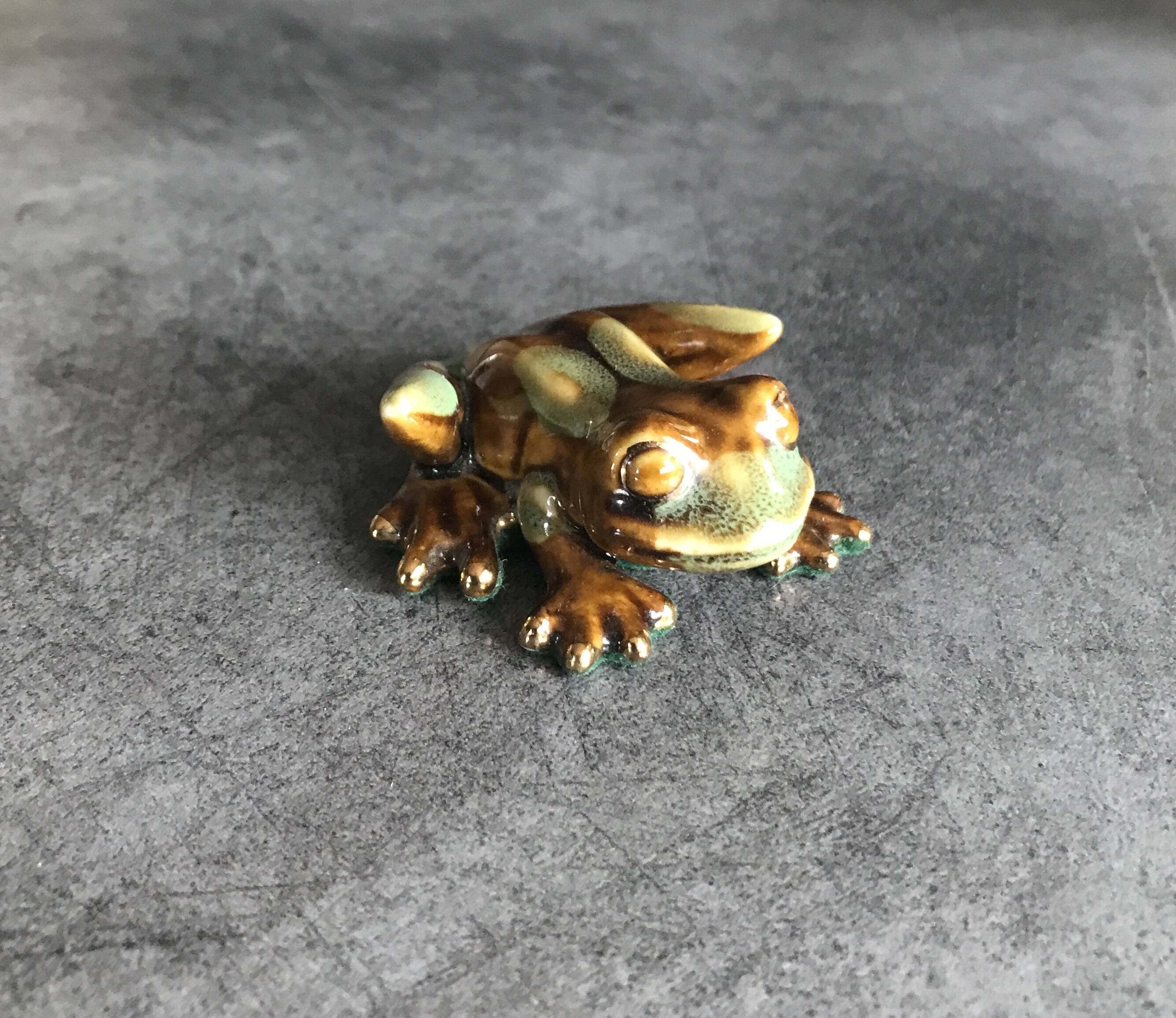 FROG figurine in enameled CERAMIC Vintage Golden Pond collection