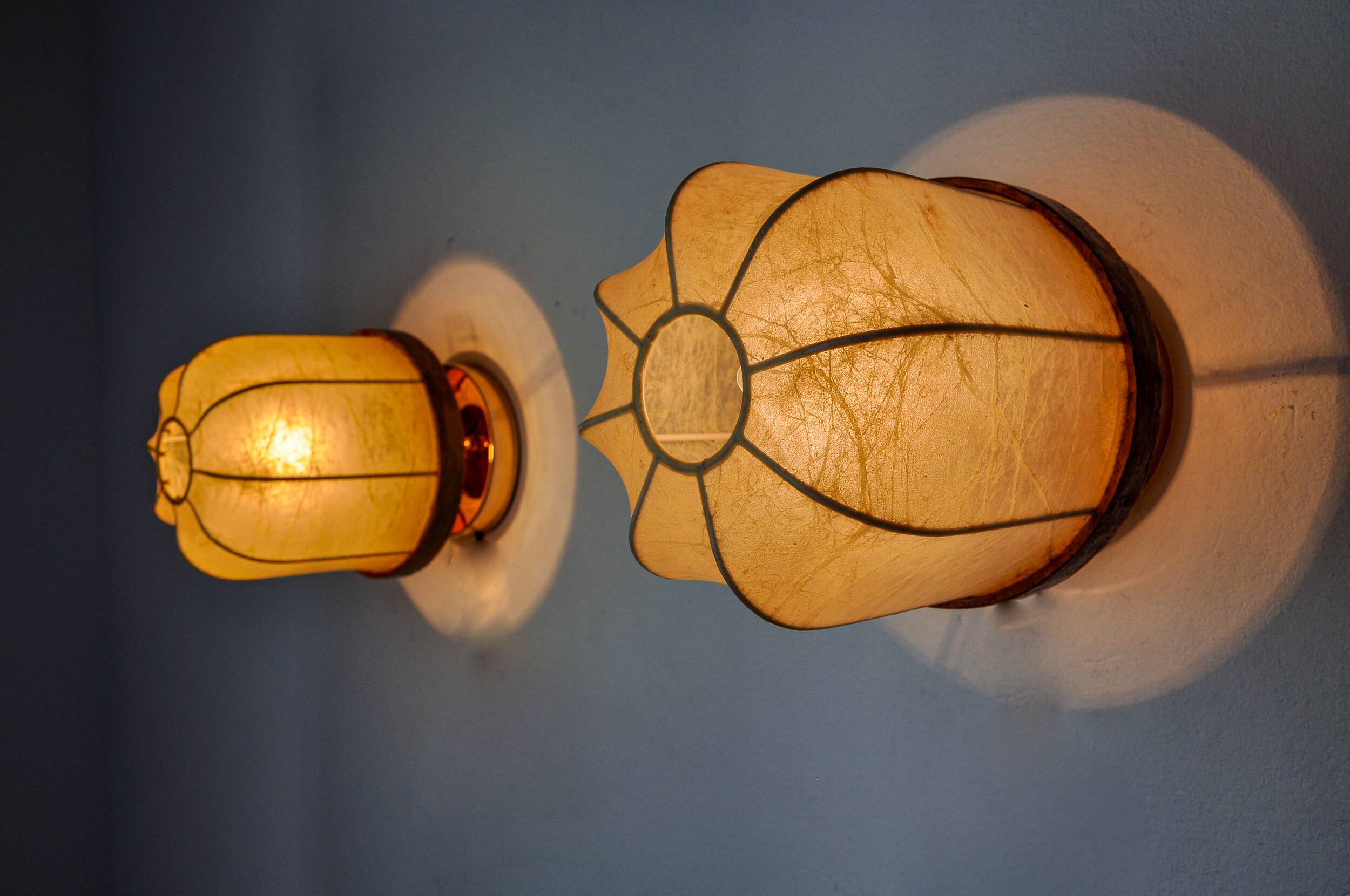 Paire d'appliques "cocoon", résine et pin, italie, 1970