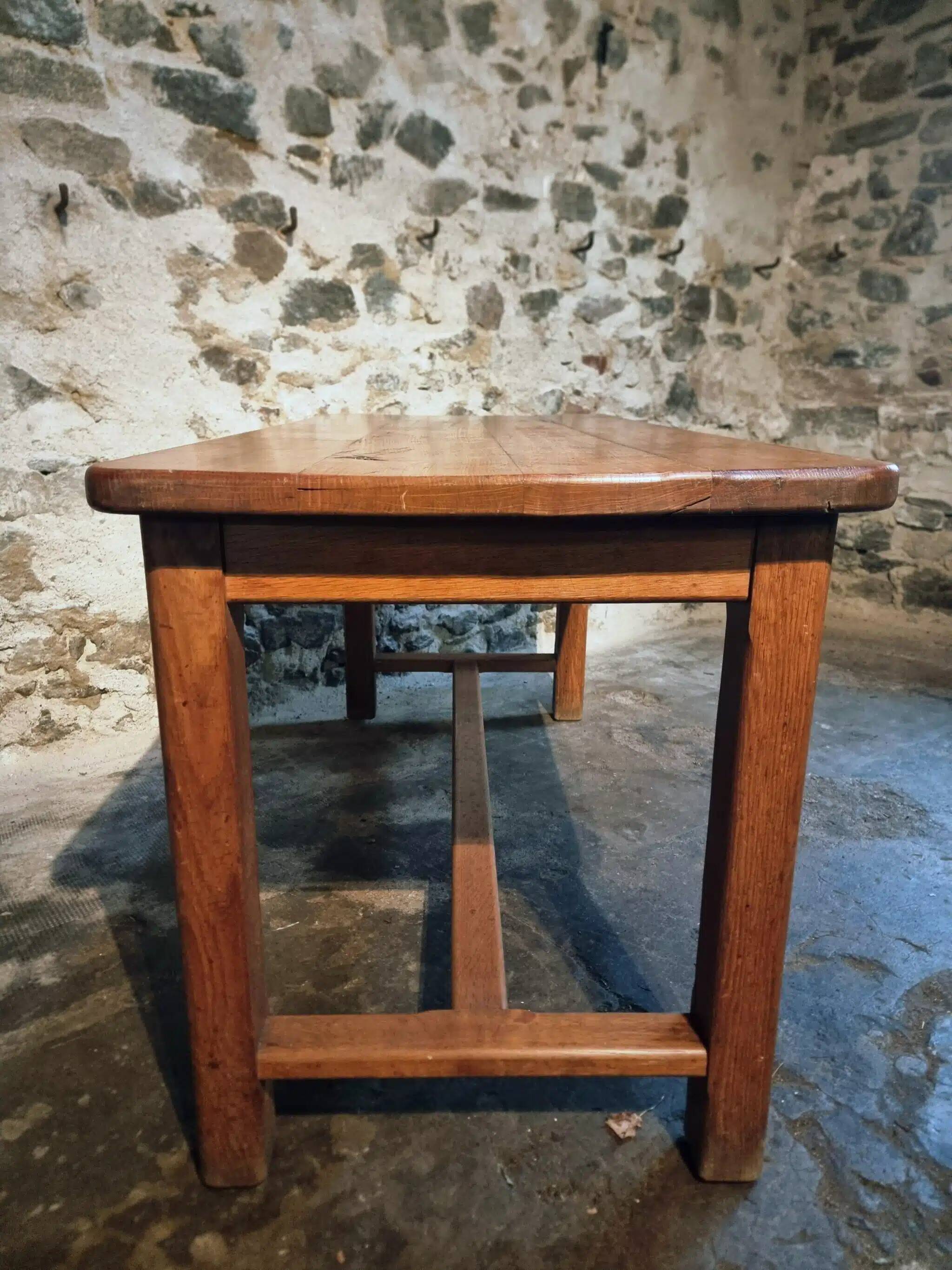 Table vintage en chêne français avec finition vernie d'origine