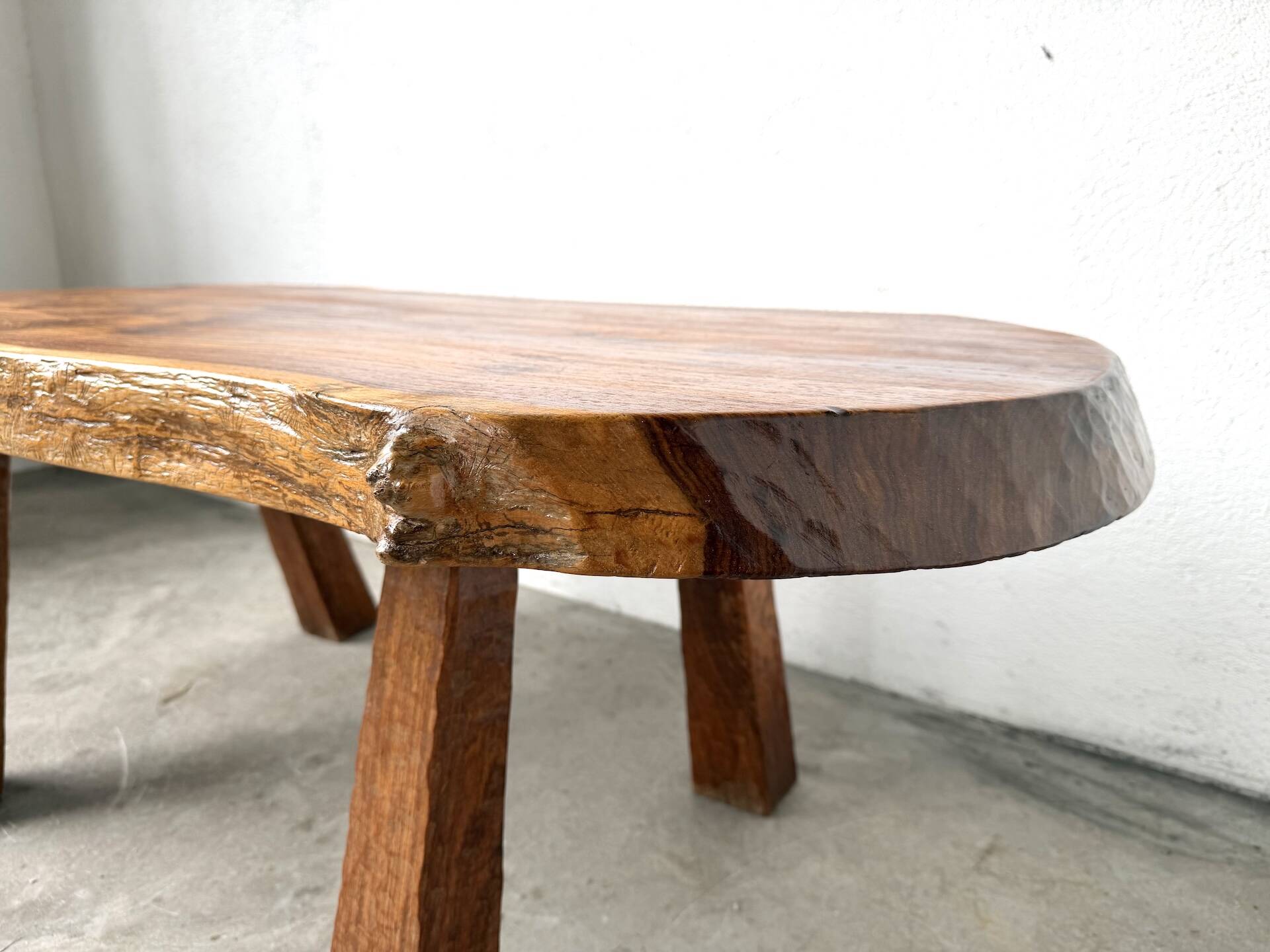 Table basse brutaliste en noyer massif, plateau slab live edge, France