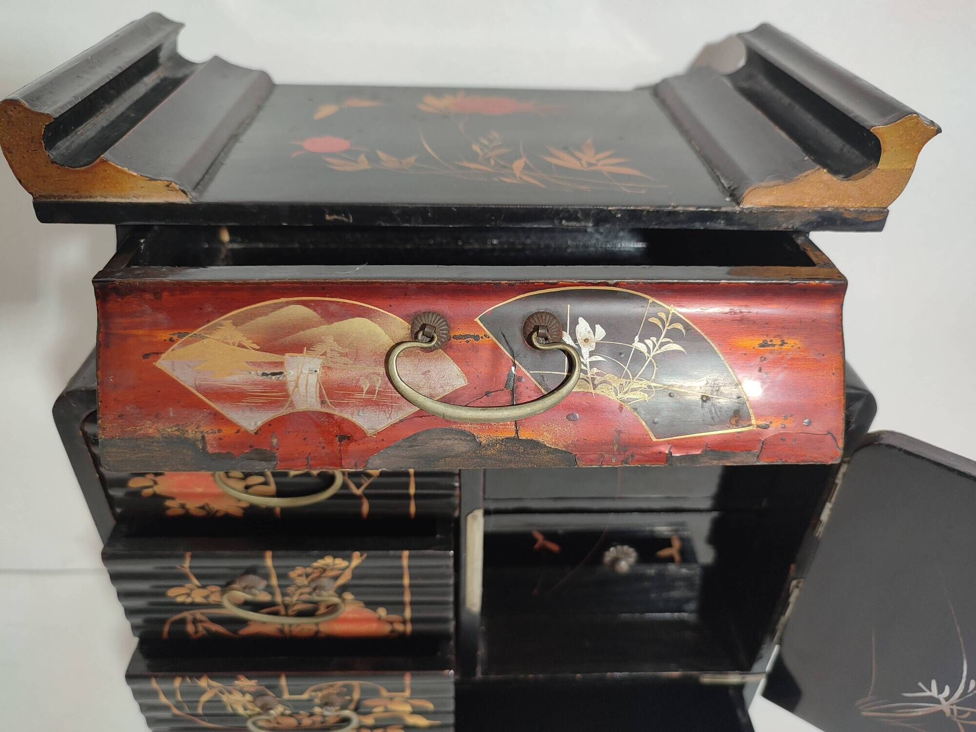 Japanese Lacquered Cabinet / 1868-1912 Meiji Japan / Old Jewelry Box