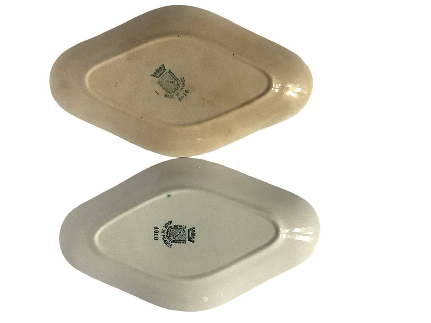 Two earthenware dishes from Sarreguemines Saint Amand - Terre de Fer - Floral decoration