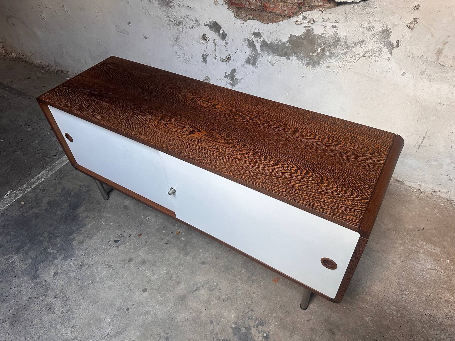 Buffet vintage Pastoe – Placage wengé et portes coulissantes blanches