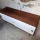 Buffet vintage Pastoe – Placage wengé et portes coulissantes blanches