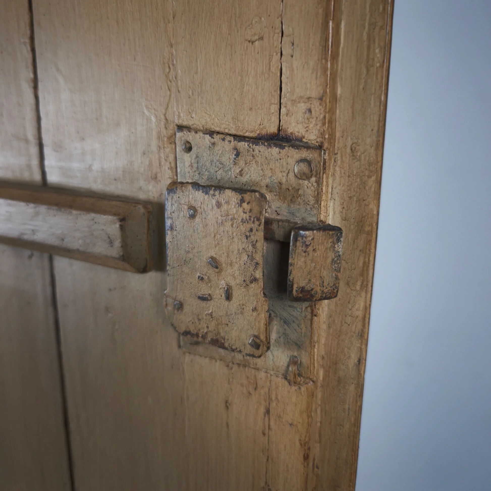 18th century Dutch witwerk cabinet with original key & faux Delft decoration