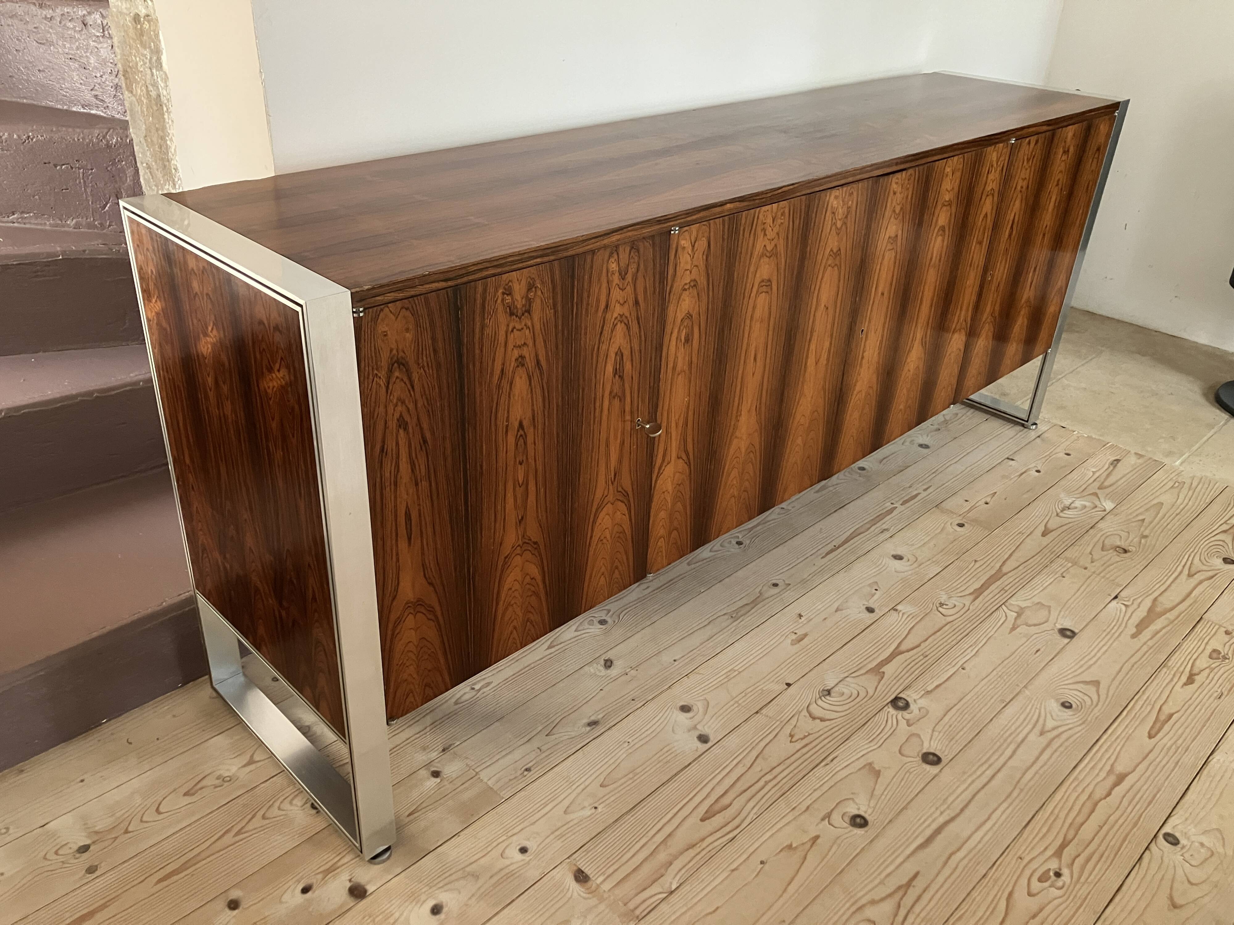 Enfilade des années 1970 en plaquage de palissandre pieds en chrome