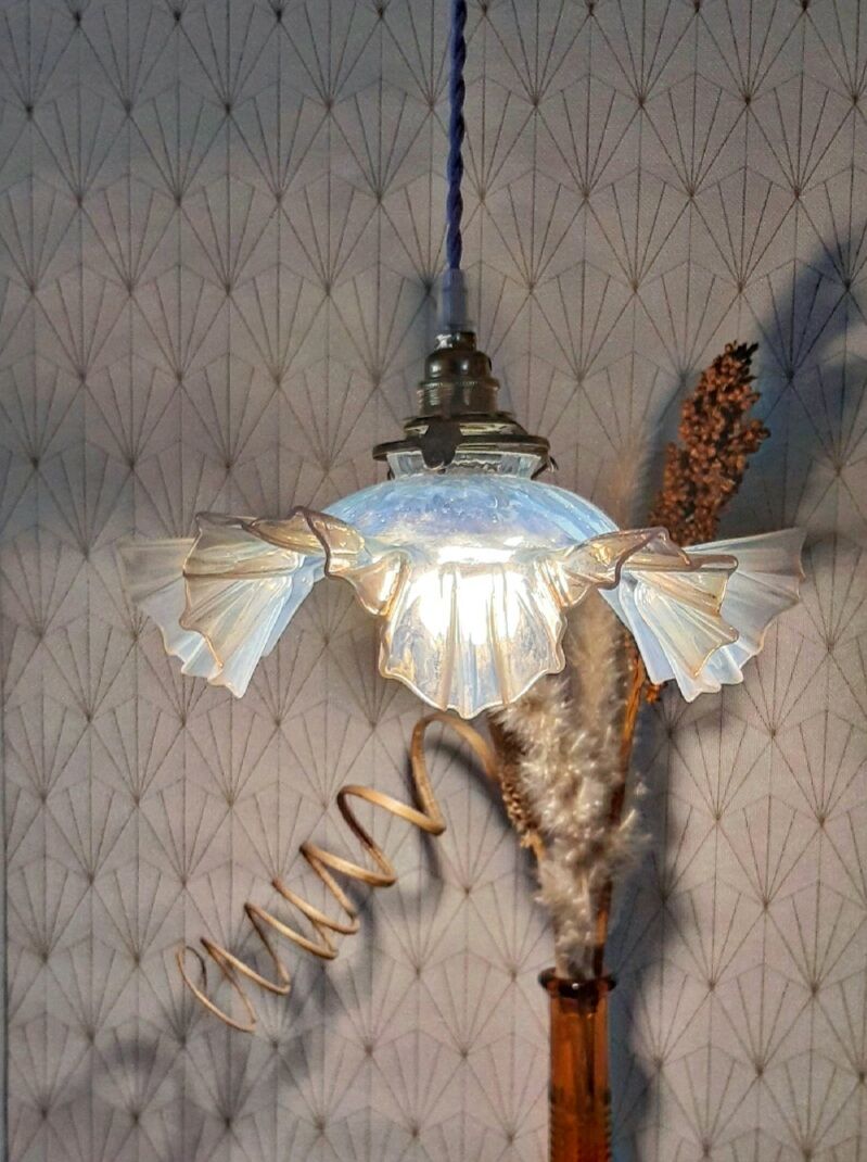 Opalescent opaline suspension