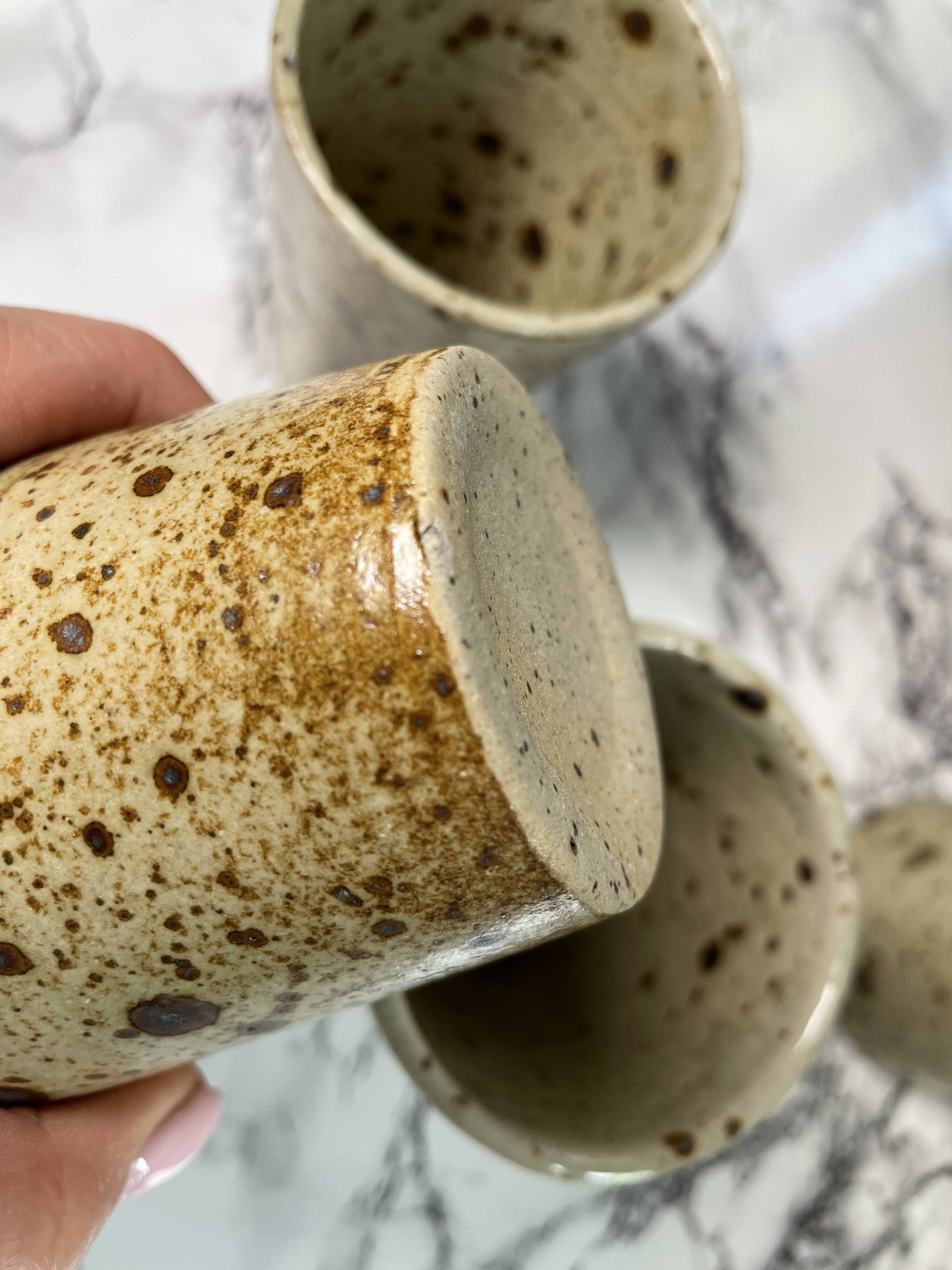 Beige pyrite stoneware mugs