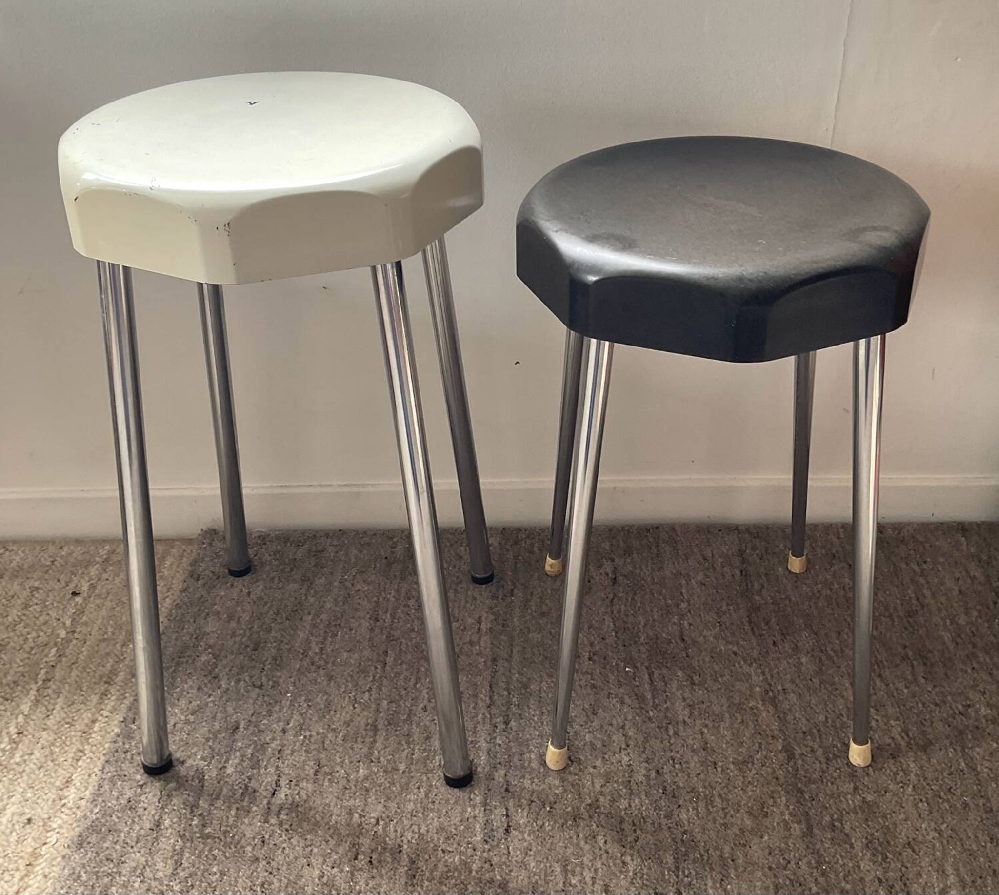 Duo de tabourets en bakélite, années 50