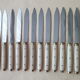 Set de 12 couteaux de table vintage inox bakélite et laiton