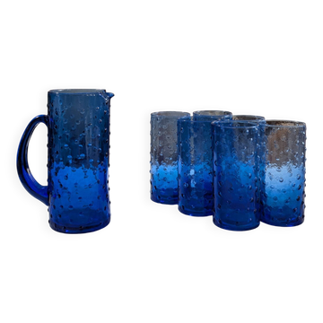 Service à orangeade en verre bleu soufflé, motif à picots