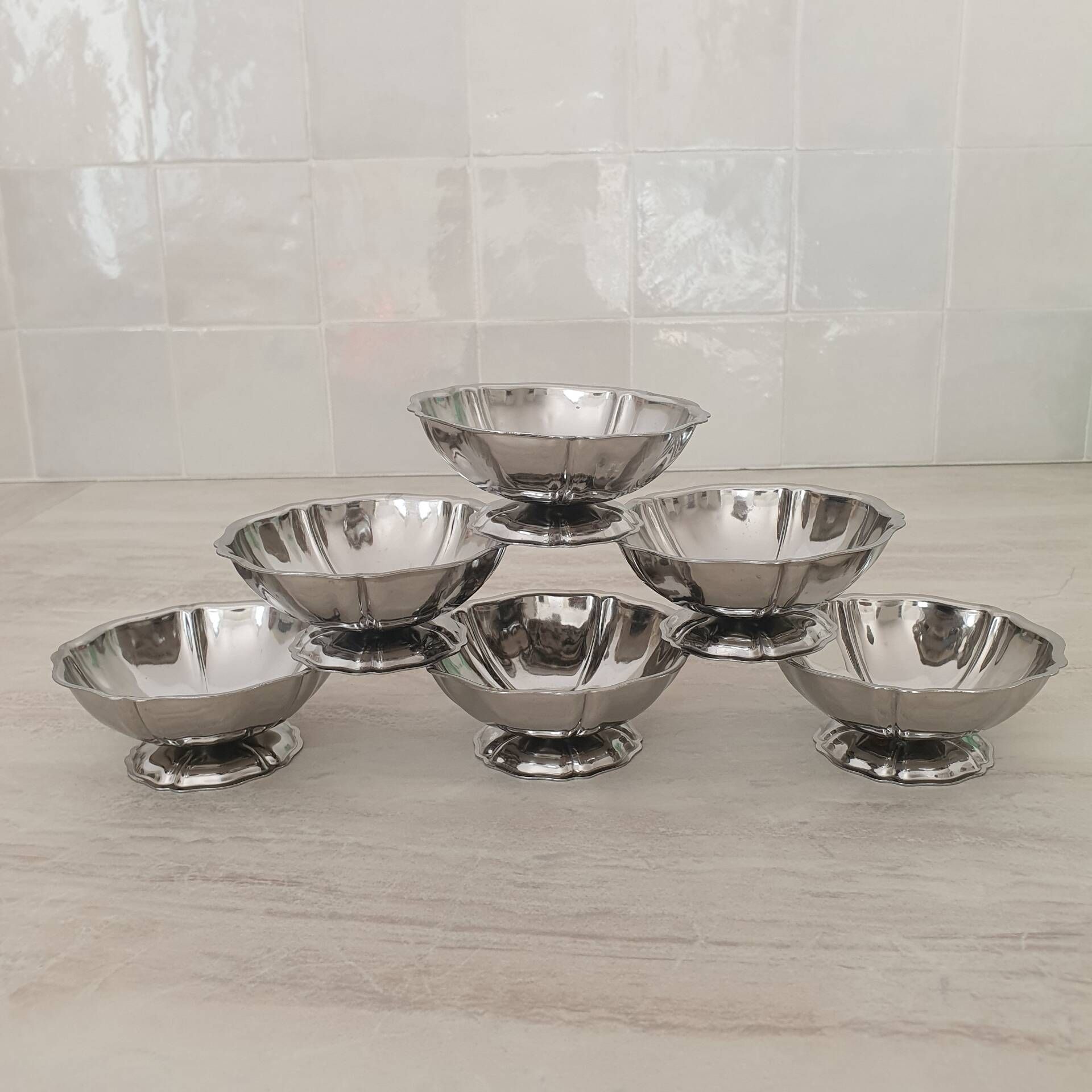 Dessert / ice cream bowls in 18/10 stainless steel, Guy Degrenne style, flower shape.