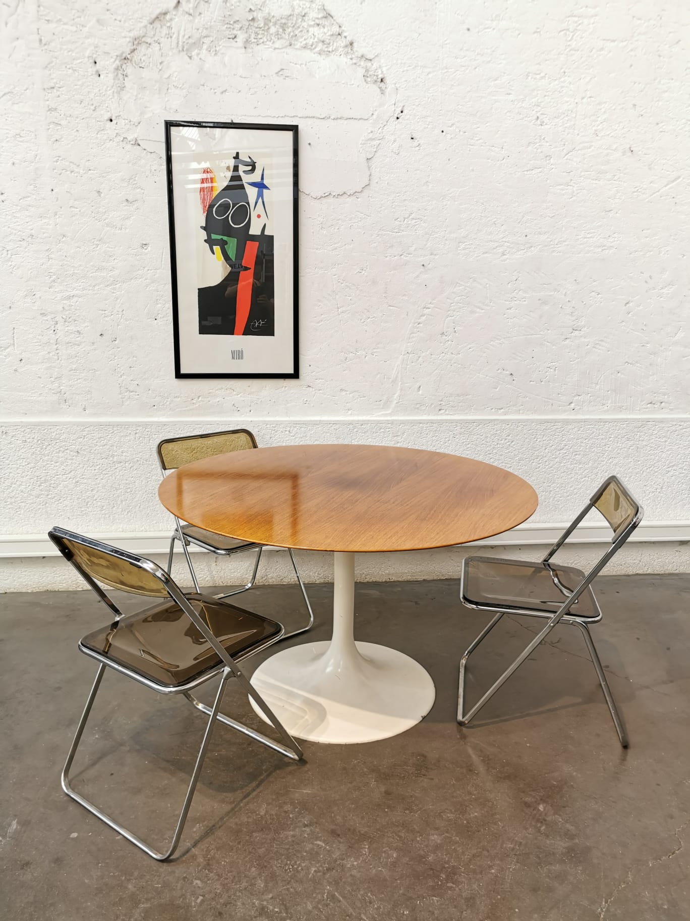 Round table tulip foot