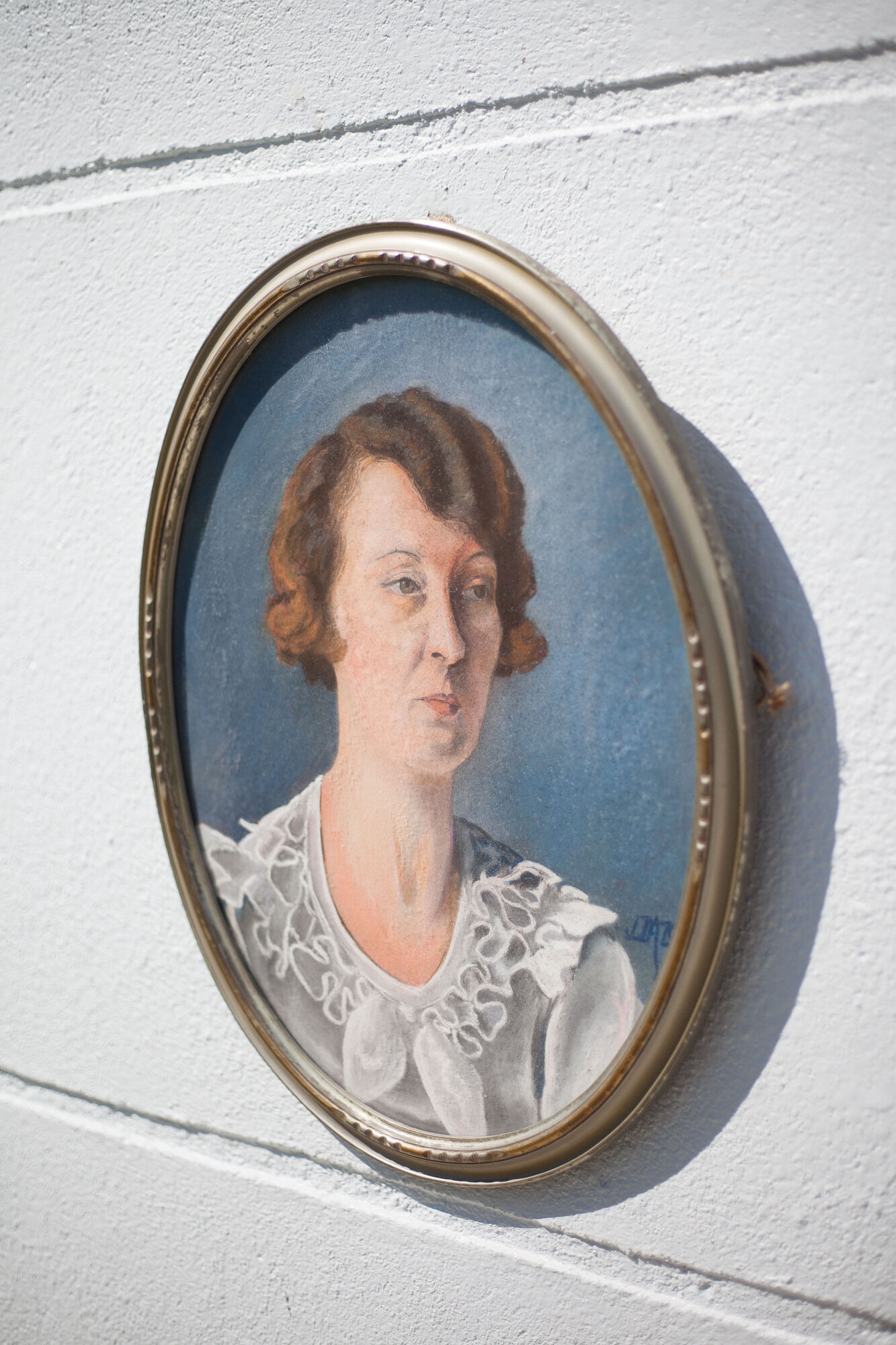 Portrait painted woman signed in oval frame, wall frame, wood frame and painted stucco, vintage frame