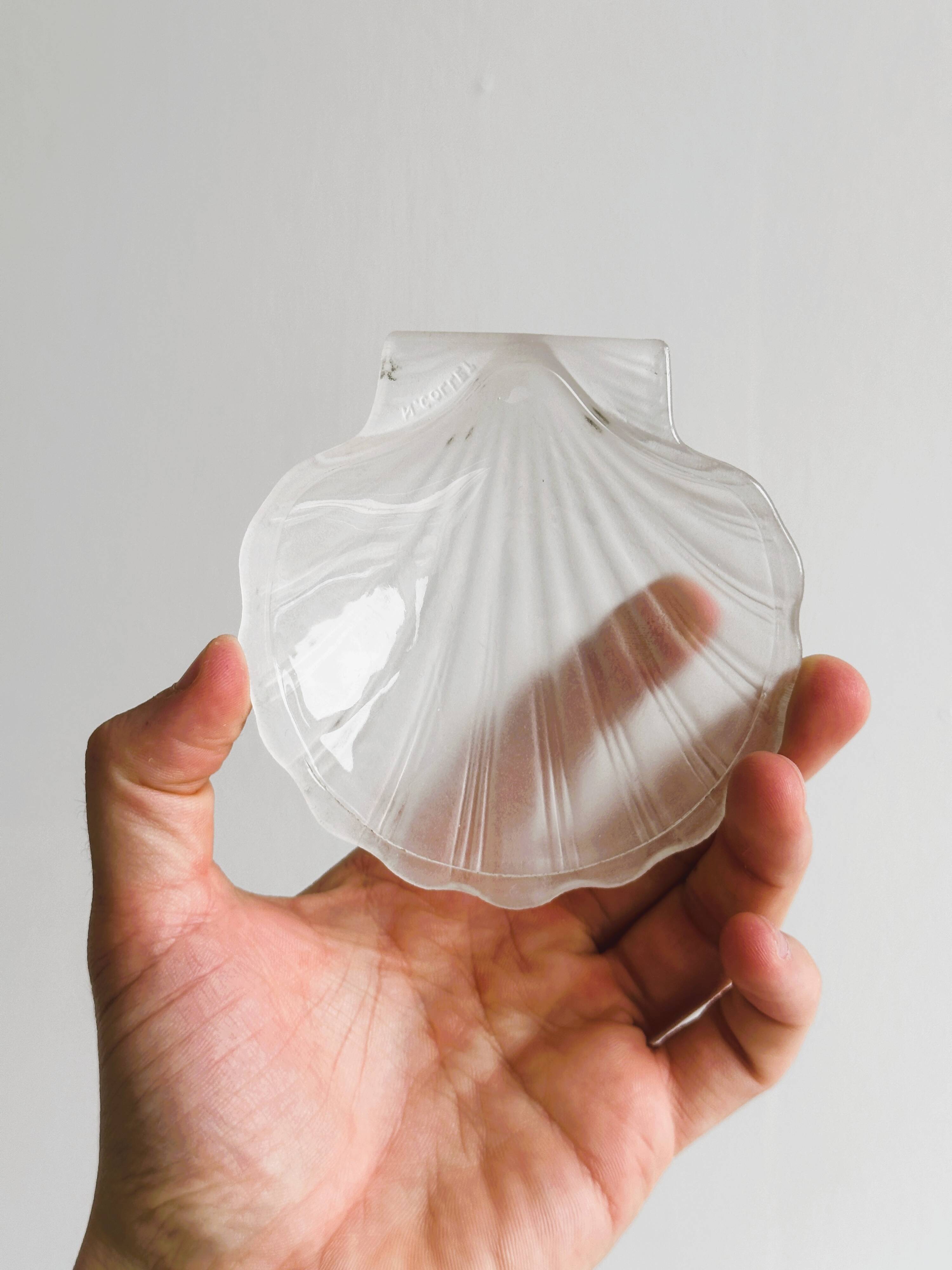 Shell-shaped jewelry holder or butter dish