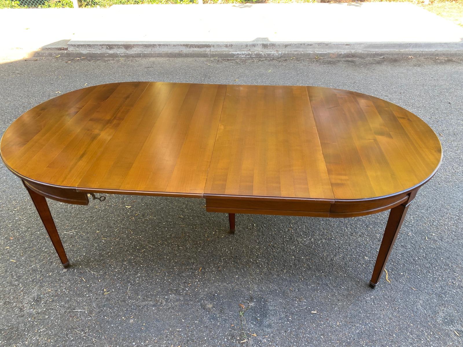 Round extendable dining table Louis XVI in cherry wood from the 1960s.