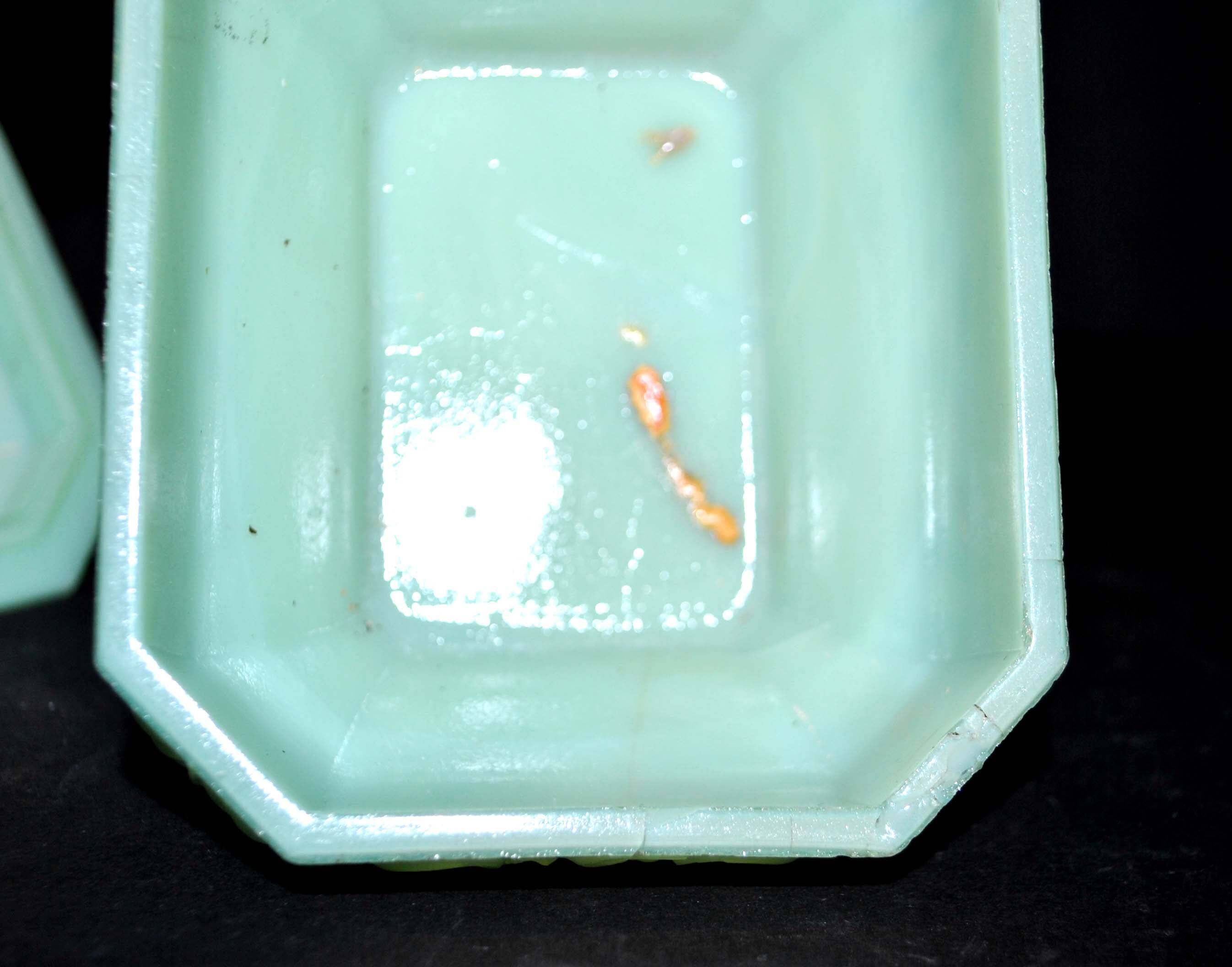 Ensemble Vintage De 3 Flacons + Bonbonnière En Opaline Verte - France - Occasion Avec Défaut