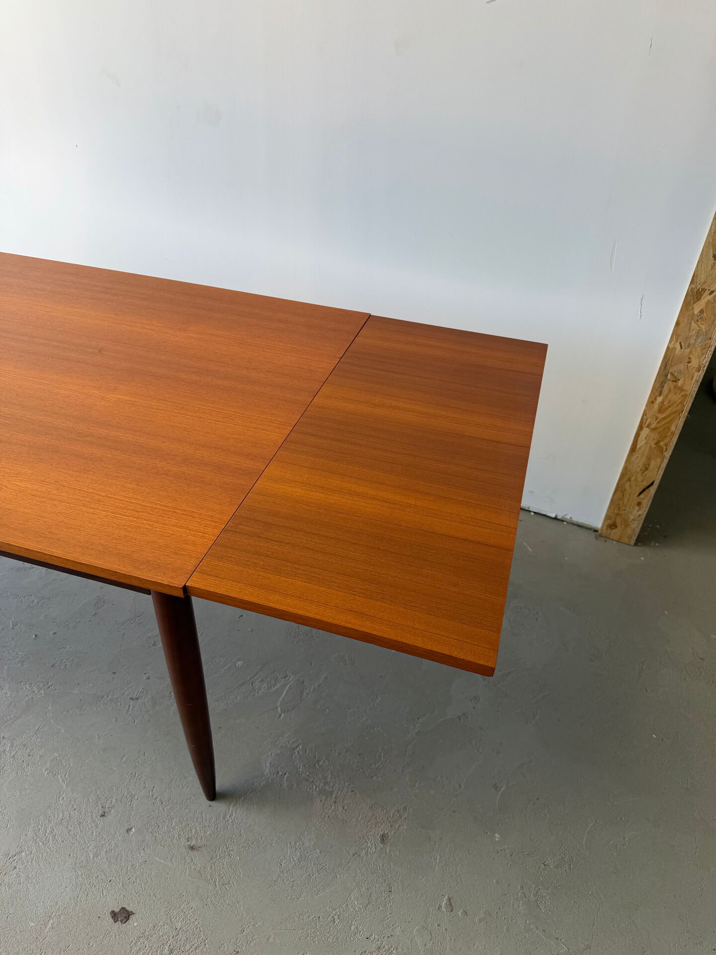Rectangular extendable dining table with Scandinavian design in teak.