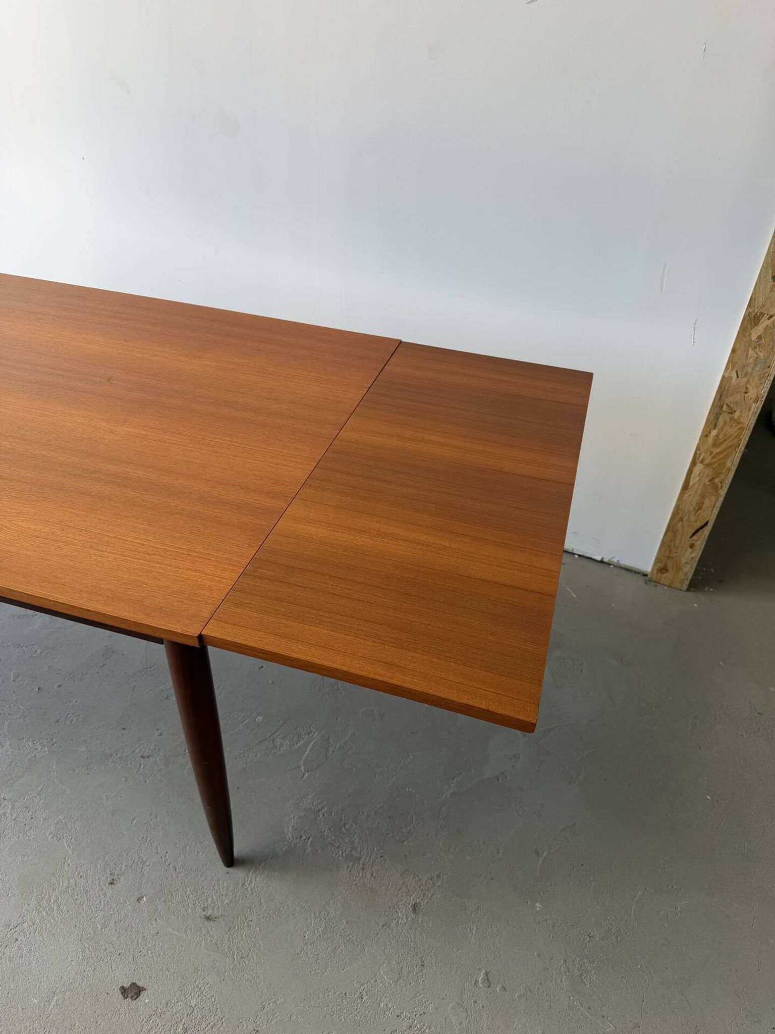 Table à manger rectangulaire à rallonges design scandinave en teck
