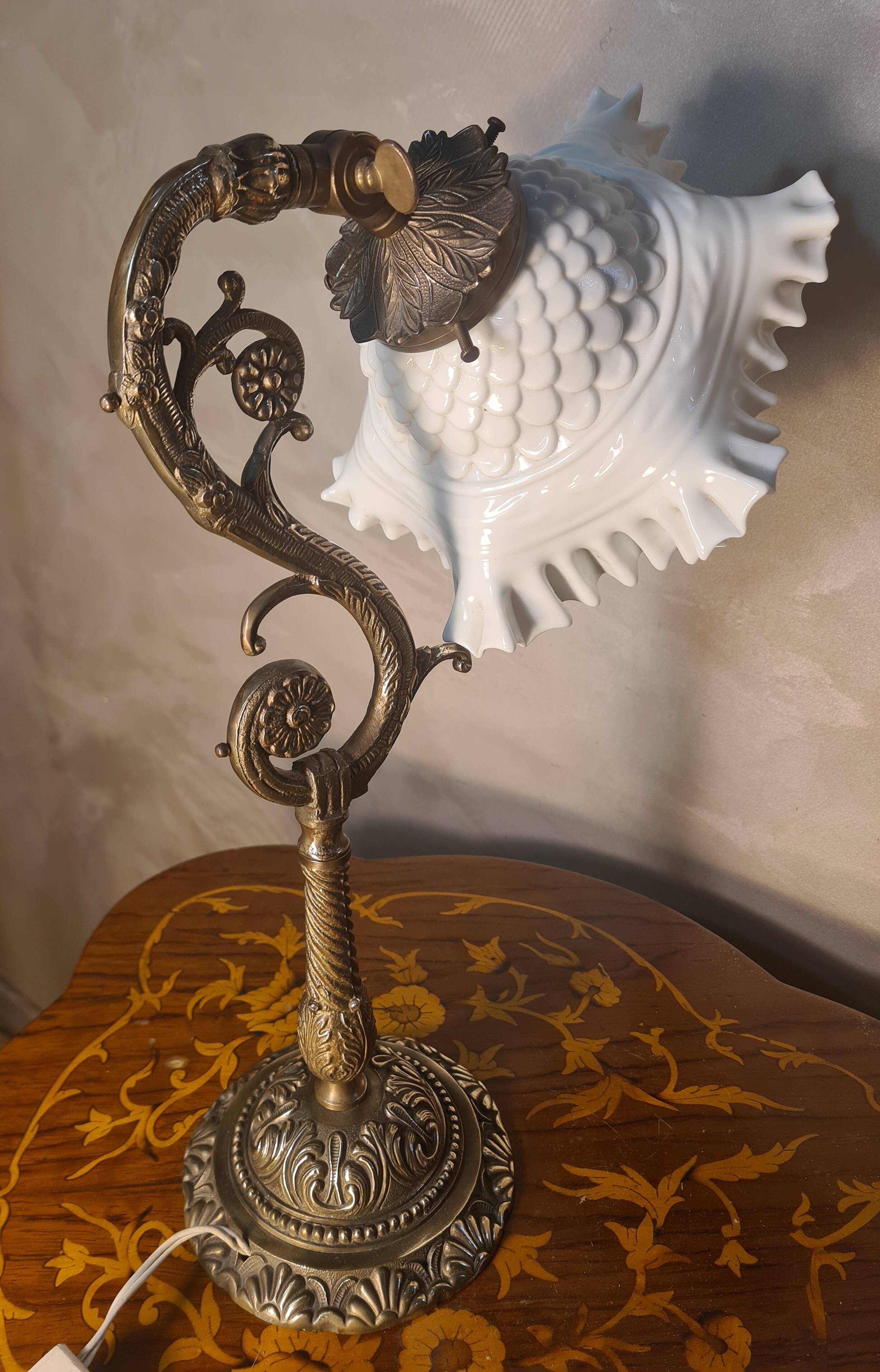 Lampe en bronze et abat-jour en opaline blanche, 1900