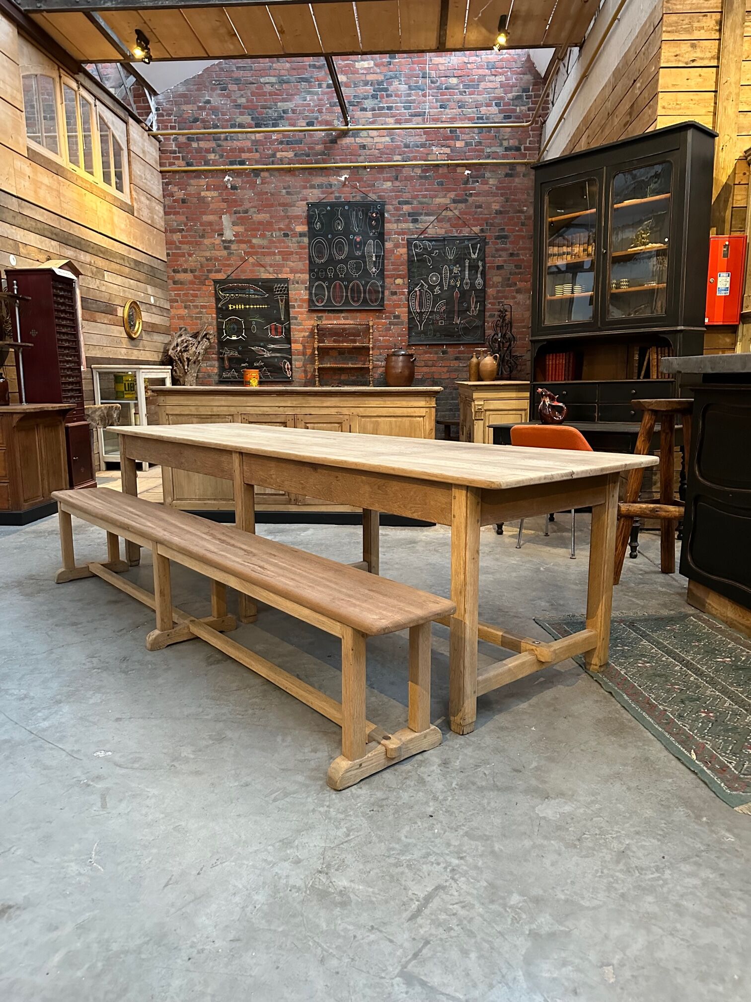 Oak farmhouse table and its 2 benches
