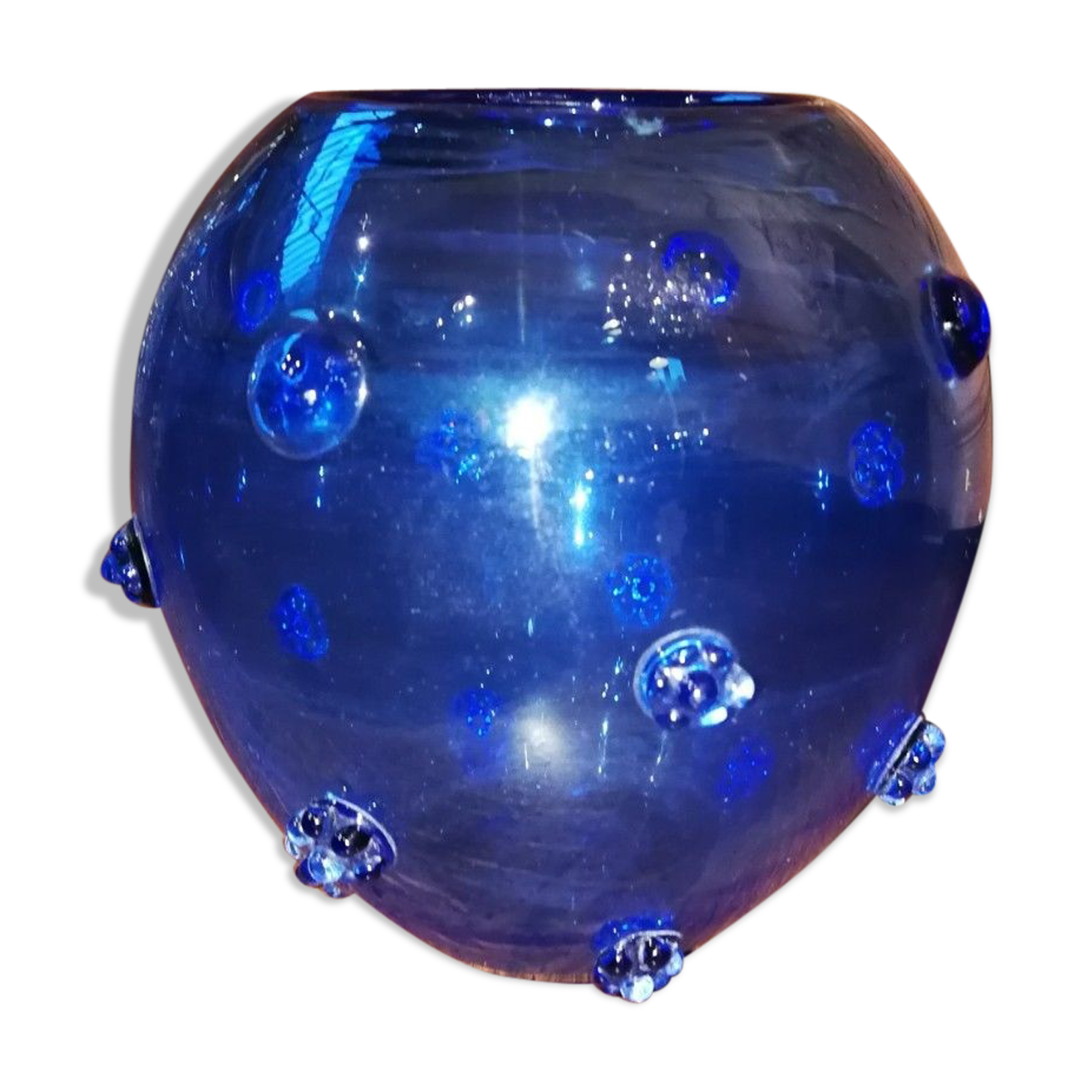 Blue glass vase to button in application