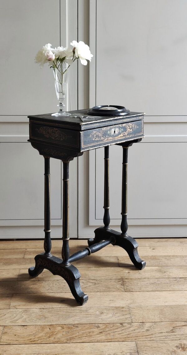 Petite table travailleuse / boîte à ouvrage Napoléon III en bois noirci peint – 19e siècle