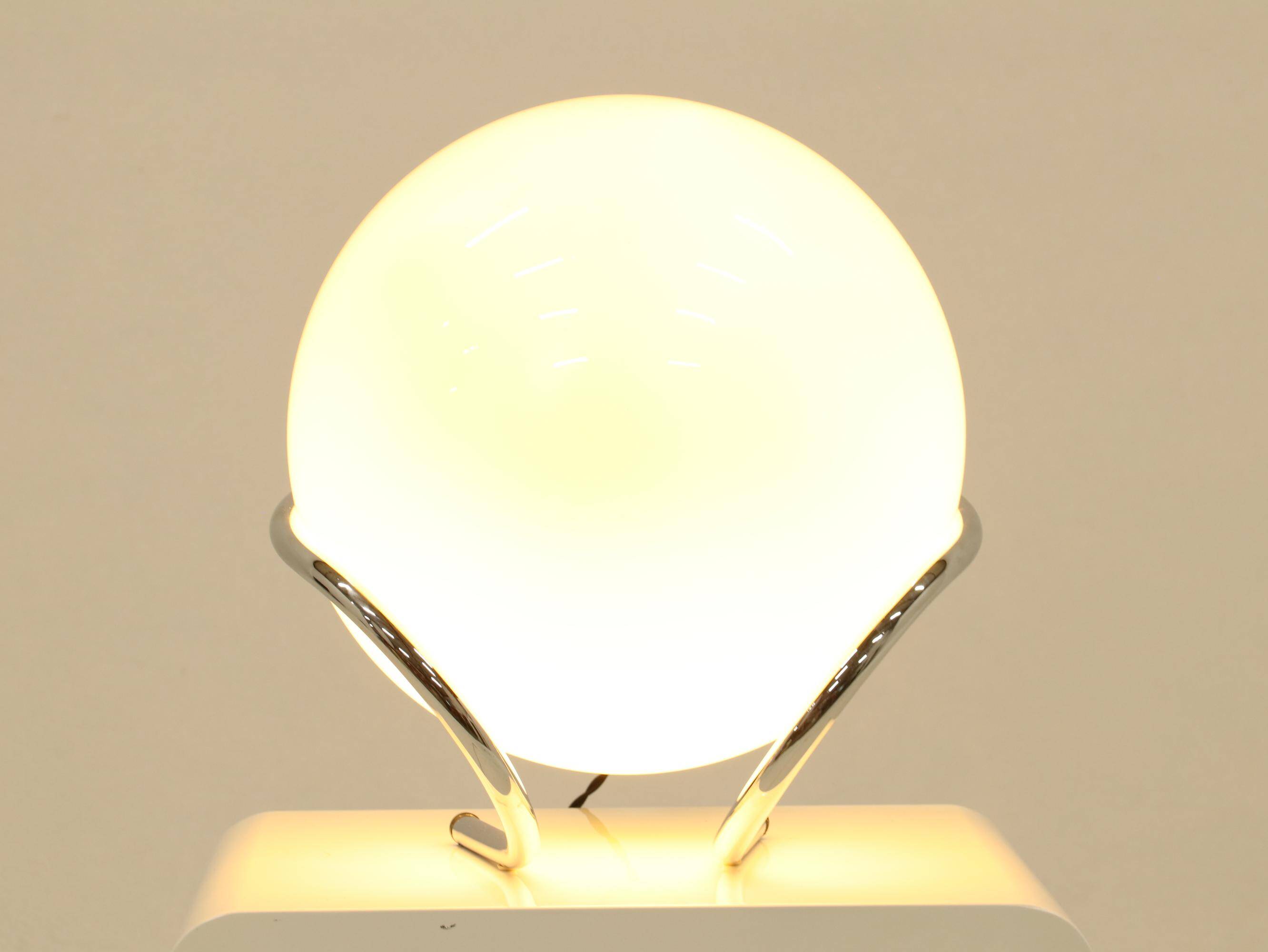 Lampe de table globe en chrome et verre blanc, Italie, années 1970