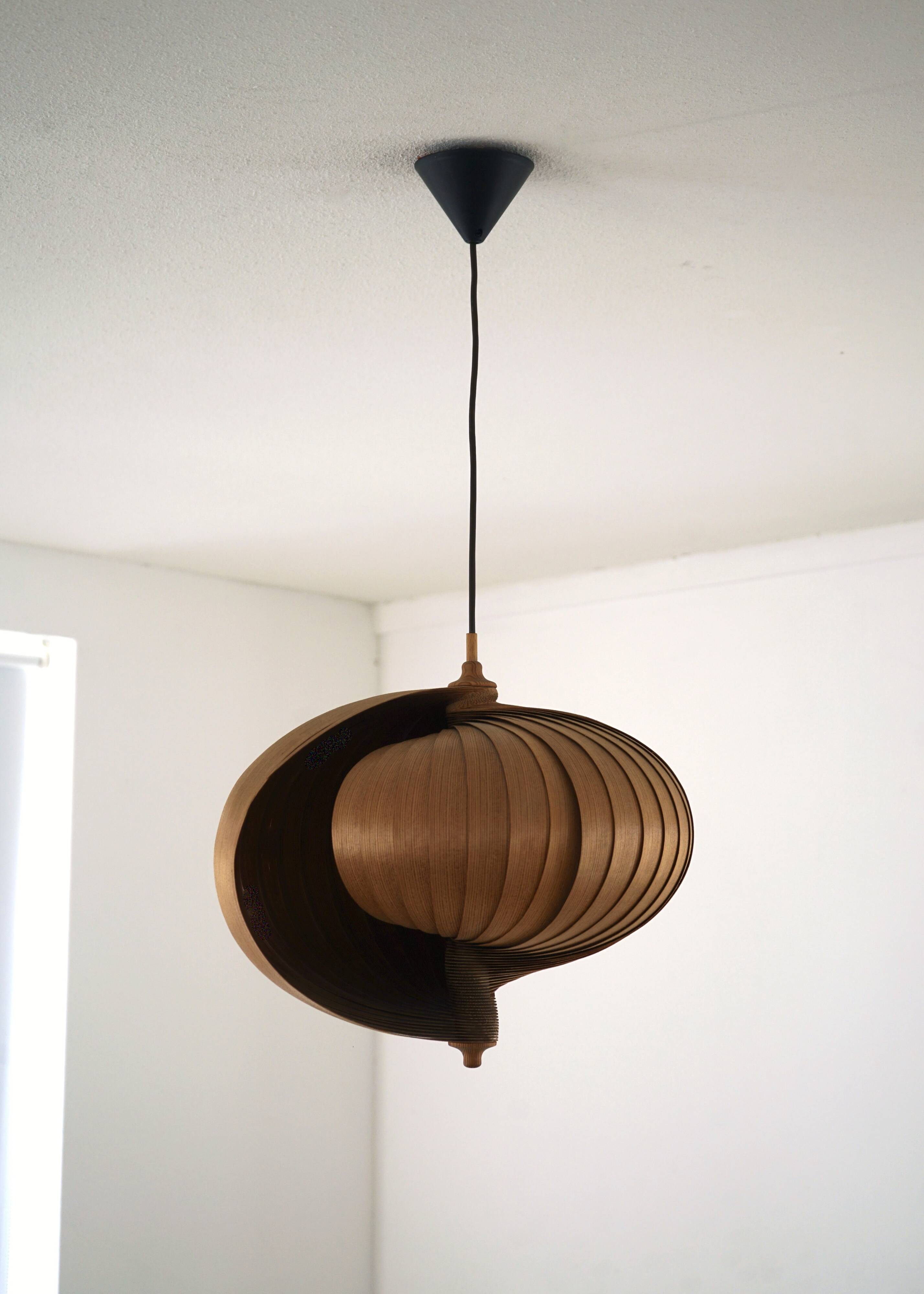 Lampe de plafond Nautilus en bois attribuée à Hans Agne Jakobsson, années 1960.