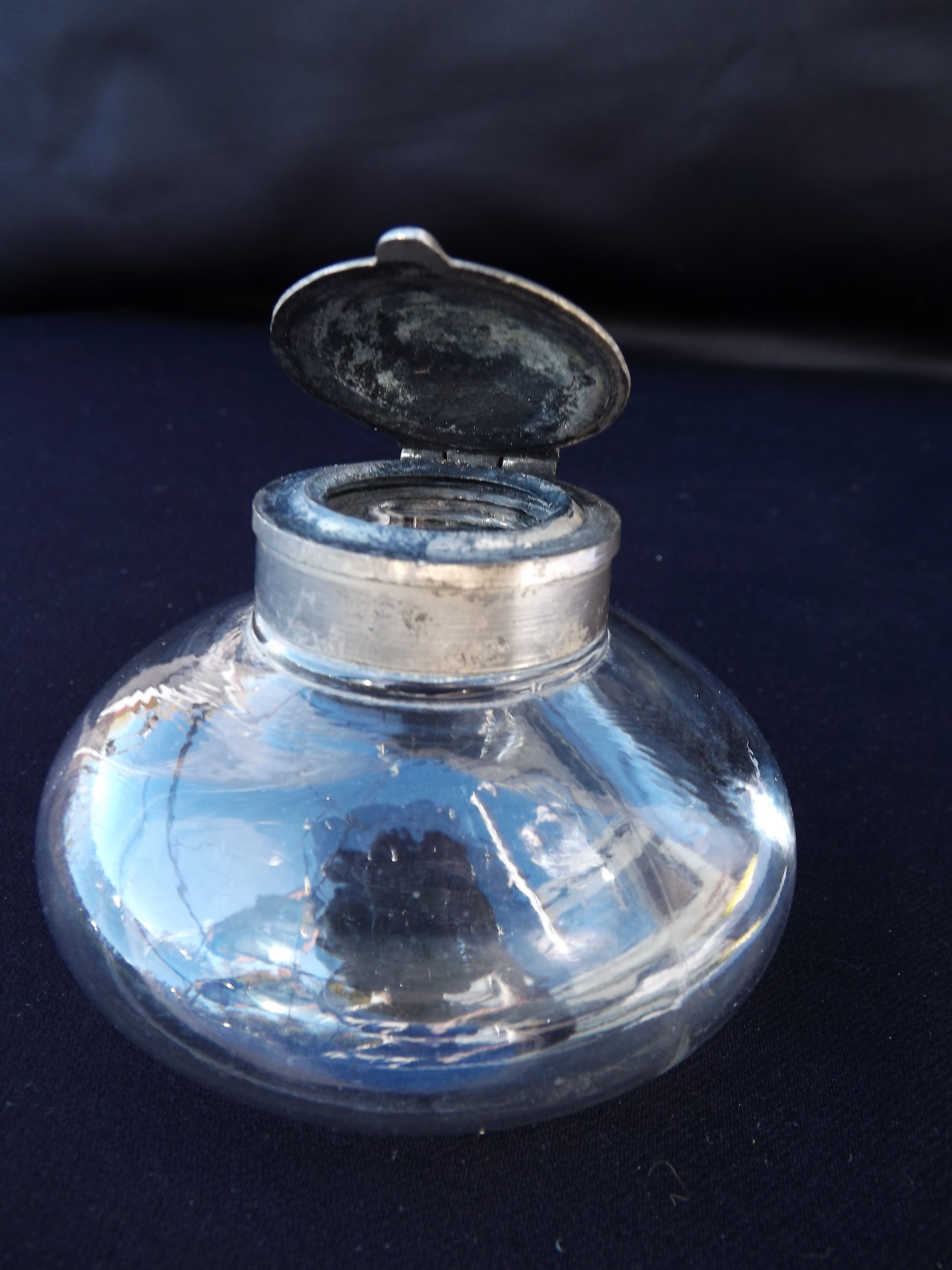 Glass inkwell
