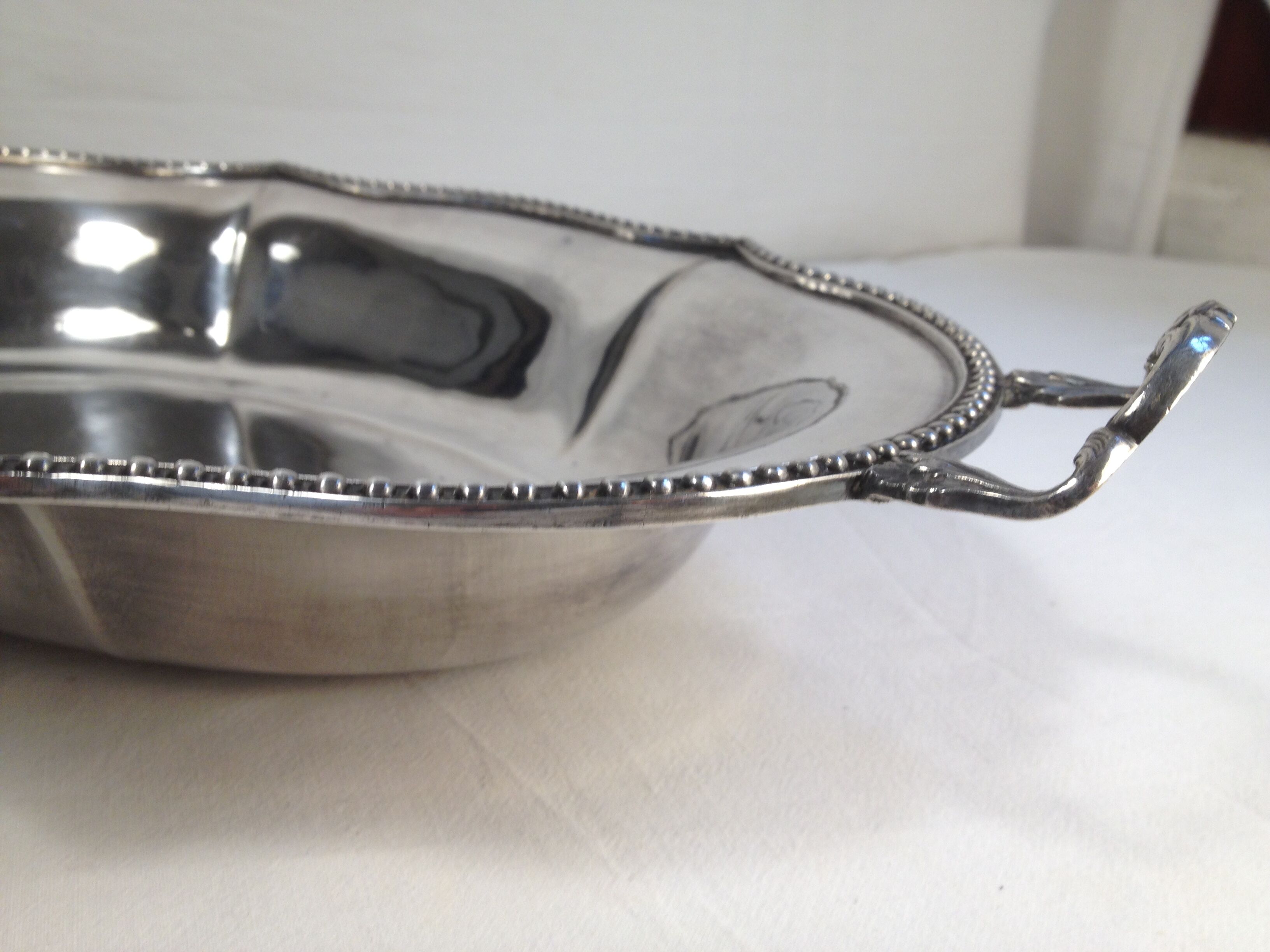 Serving dish in silver metal