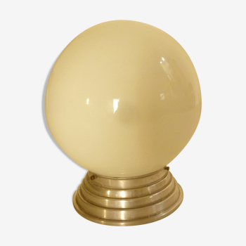 Plafonnier globe en opaline support en aluminium