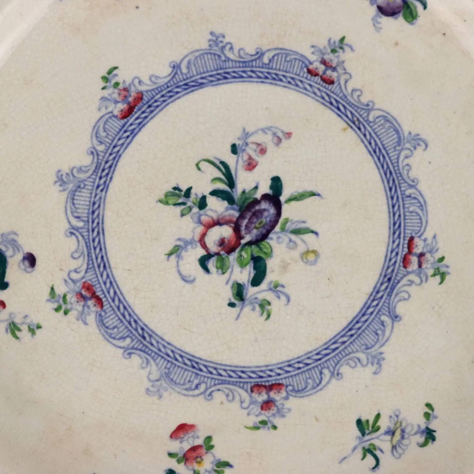 Antique earthenware plates with floral decoration from the 19th century.