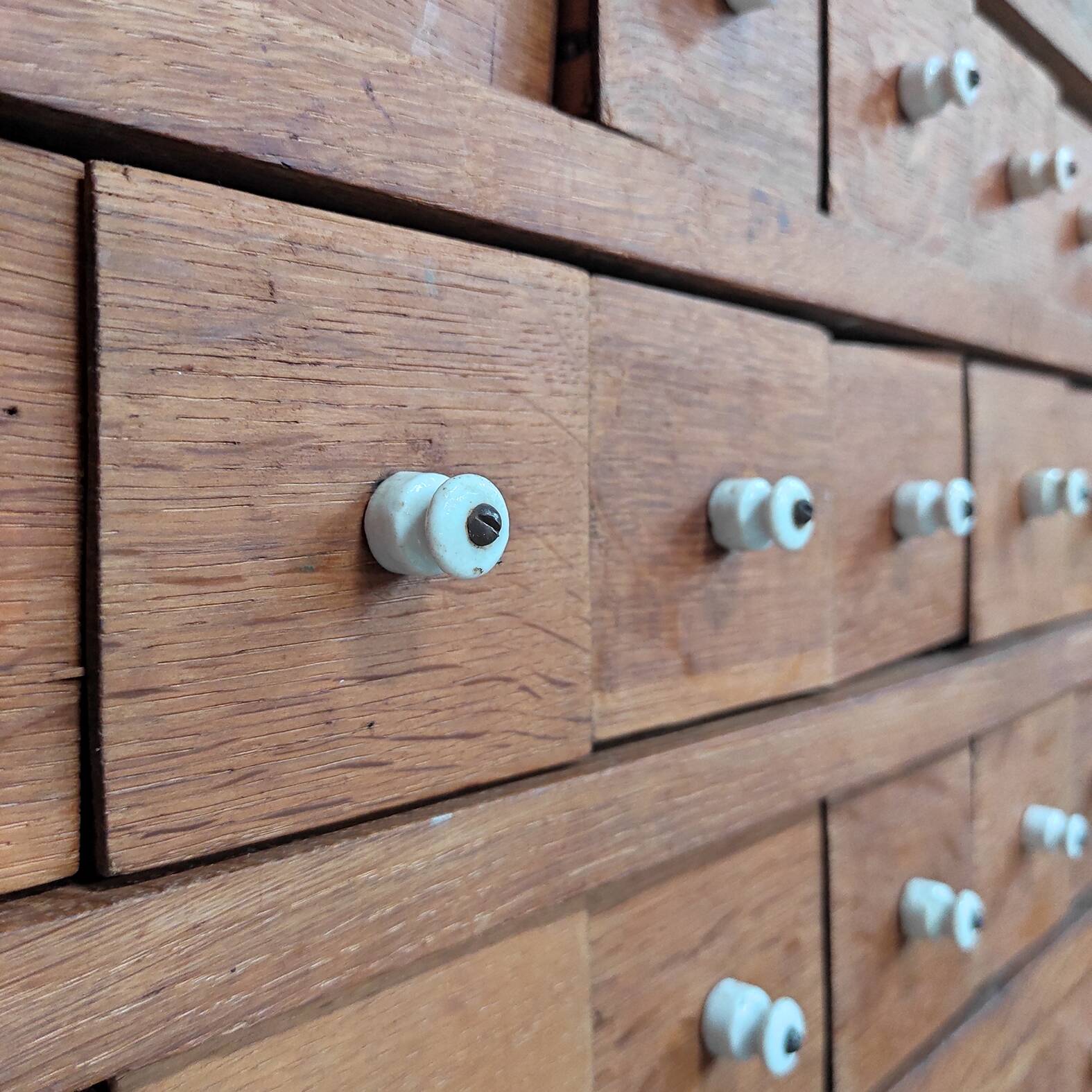 Armoire d'apothicaire de mercerie ancienne