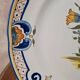 Assiette ancienne en faïence peinte main – panier fleuri