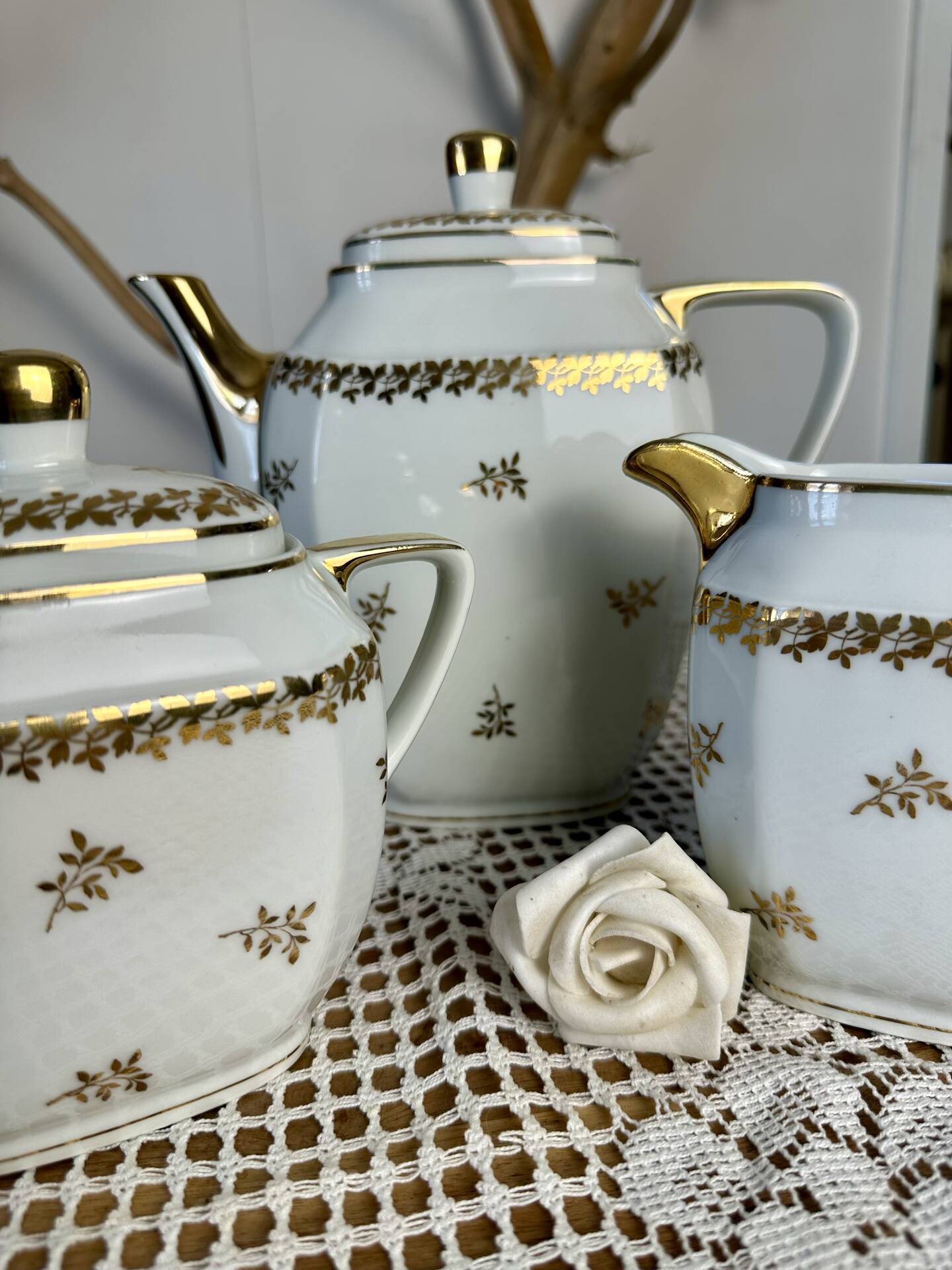 Three-piece tea or coffee service in Limoges porcelain by Singer, years.