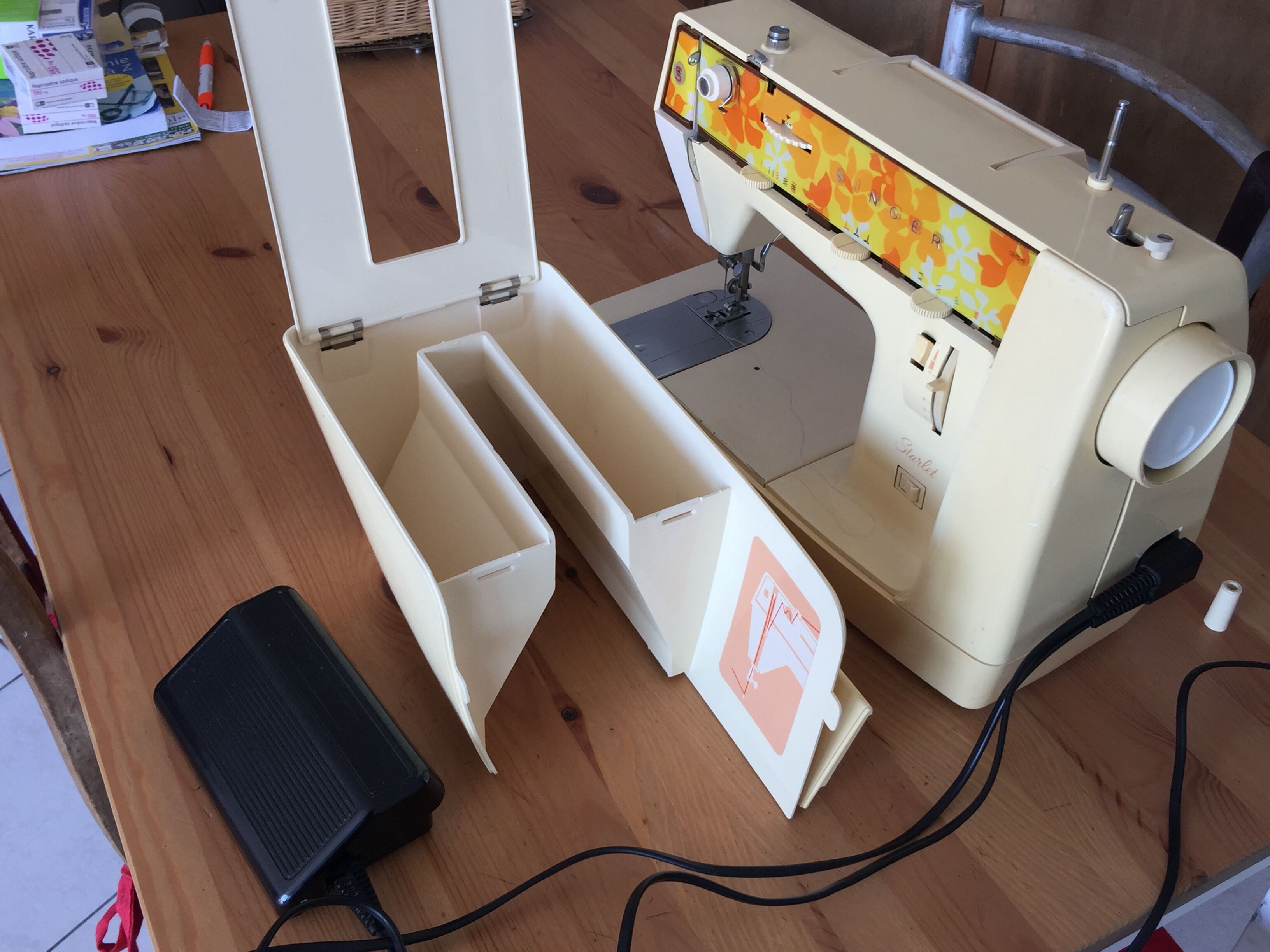 Machine à coudre Singer Starlet 354 année 1975