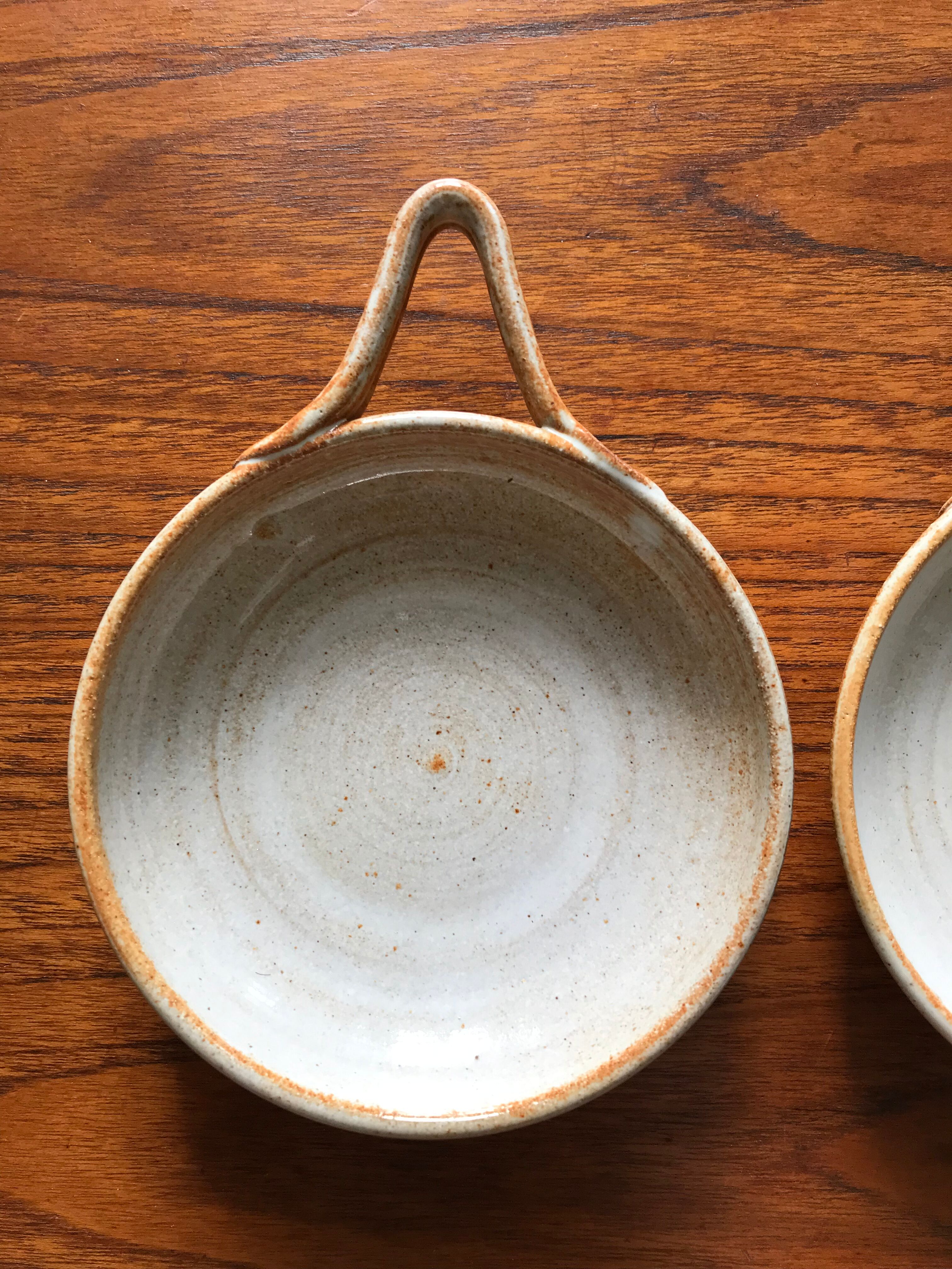 Pair of sandstone raviers