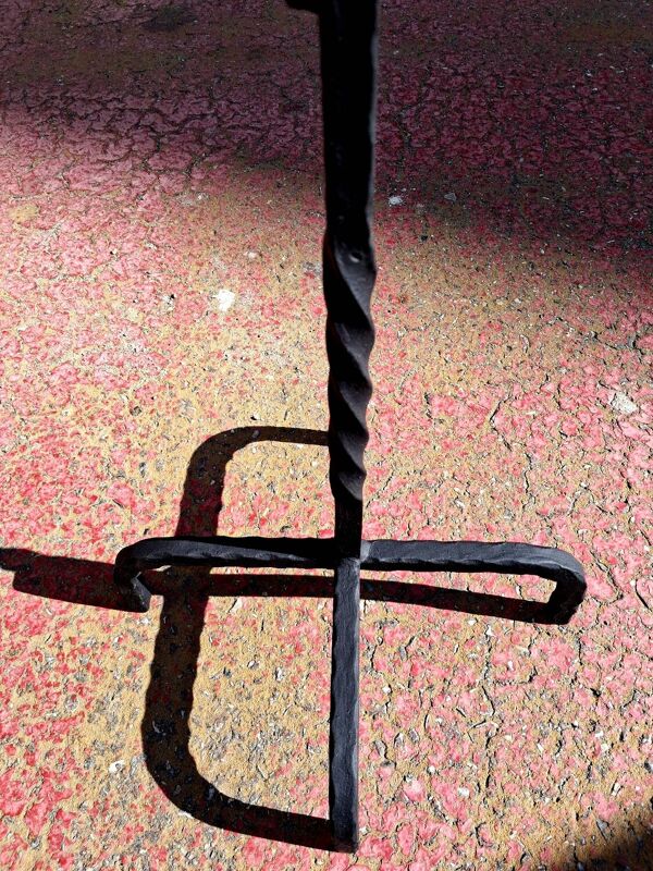 Ancien cendrier sur pieds en fer forgé torsadé martelé , déco vintage