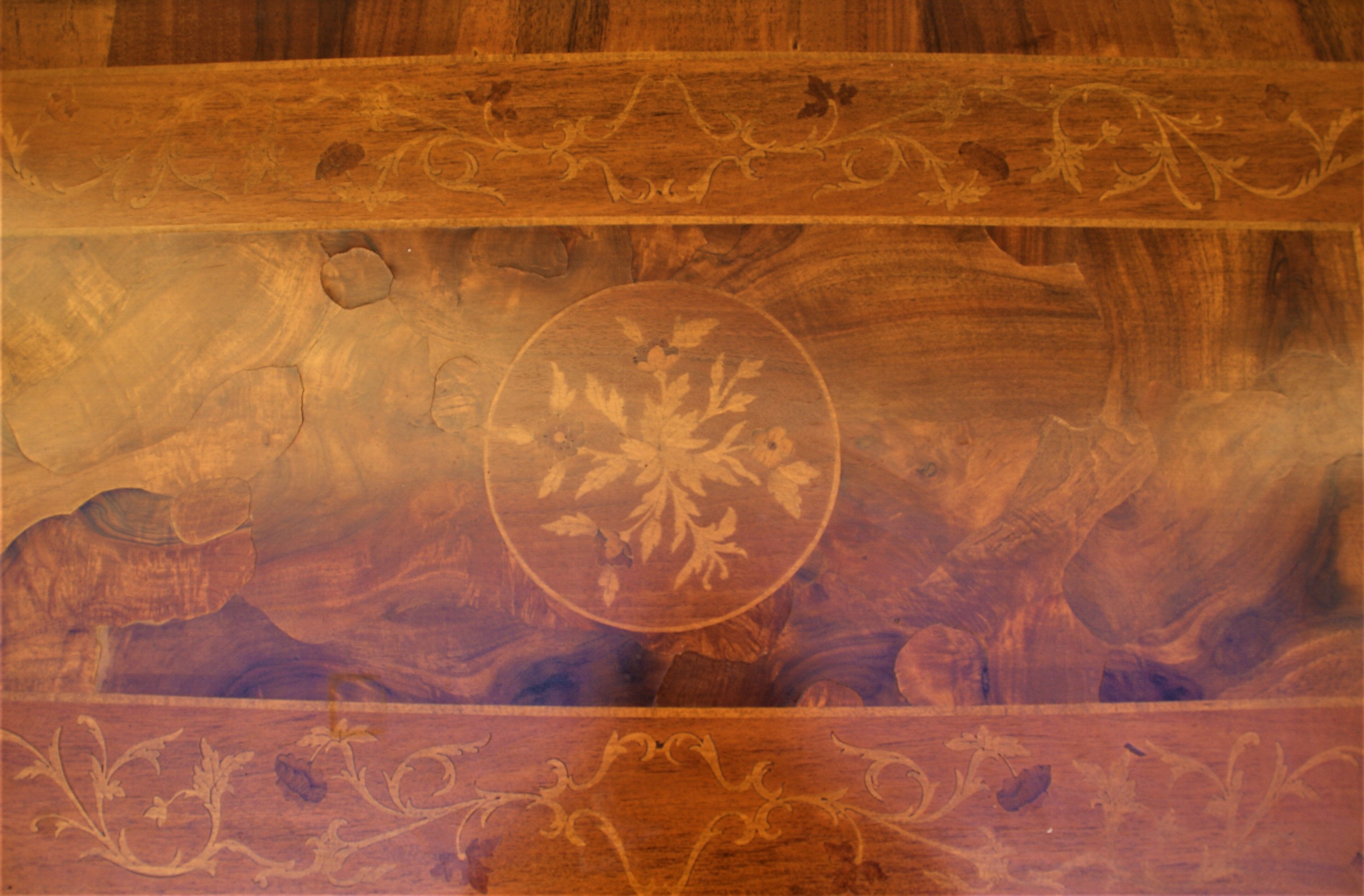 Italian wooden coffee table with marquetry inlaid top