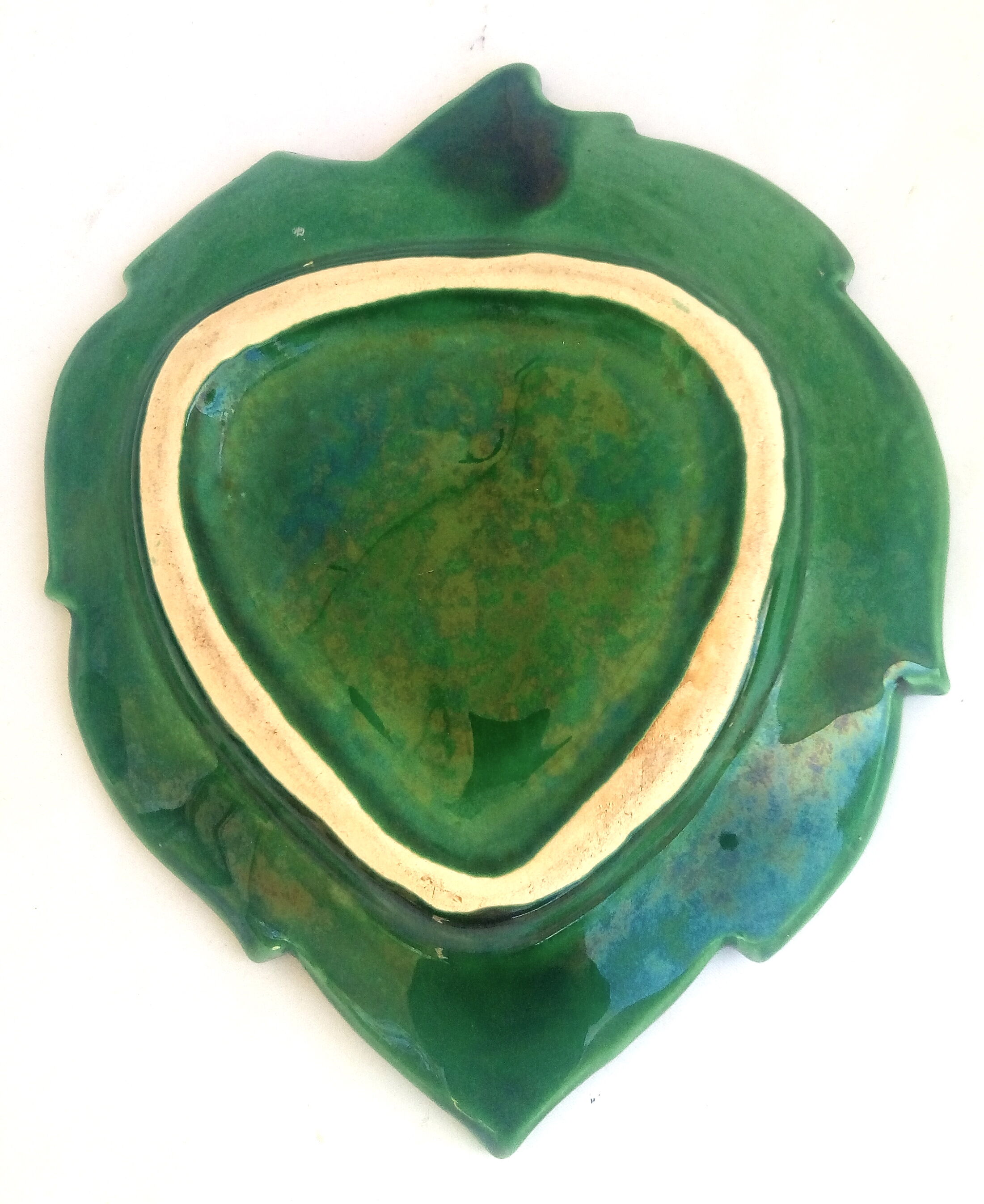 Green dabbling leaf cut