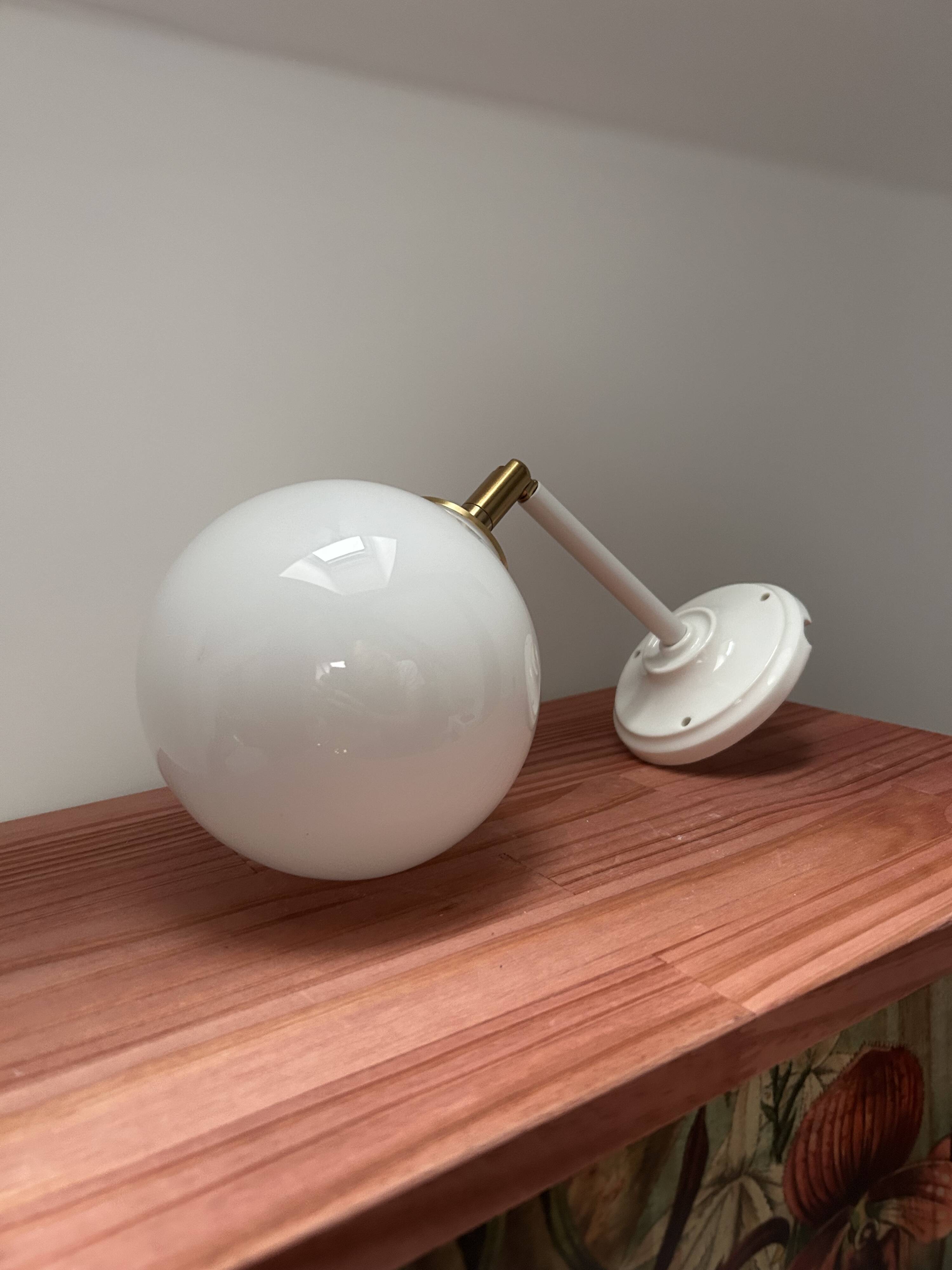 Applique murale inclinable globe opaline blanche